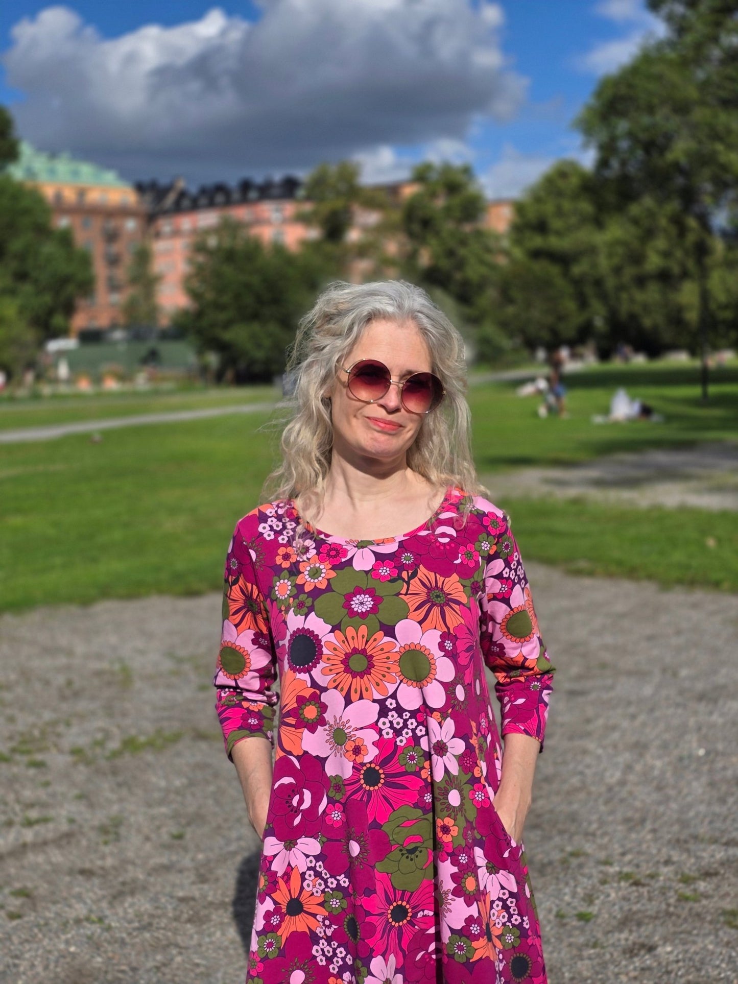 A - linjeklänning Lila Blommor - Rino Design Sthlm