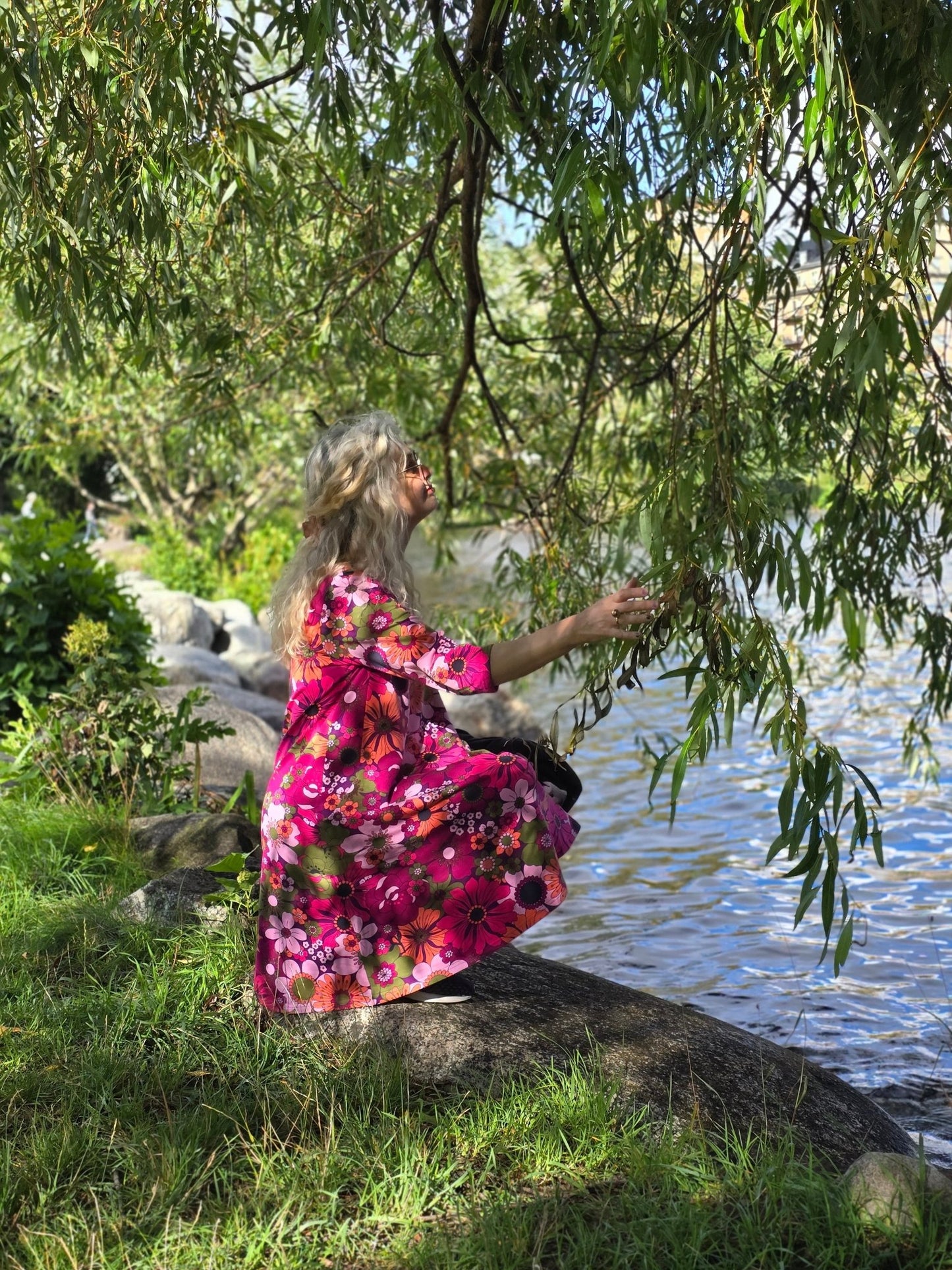 A - linjeklänning Lila Blommor - Rino Design Sthlm