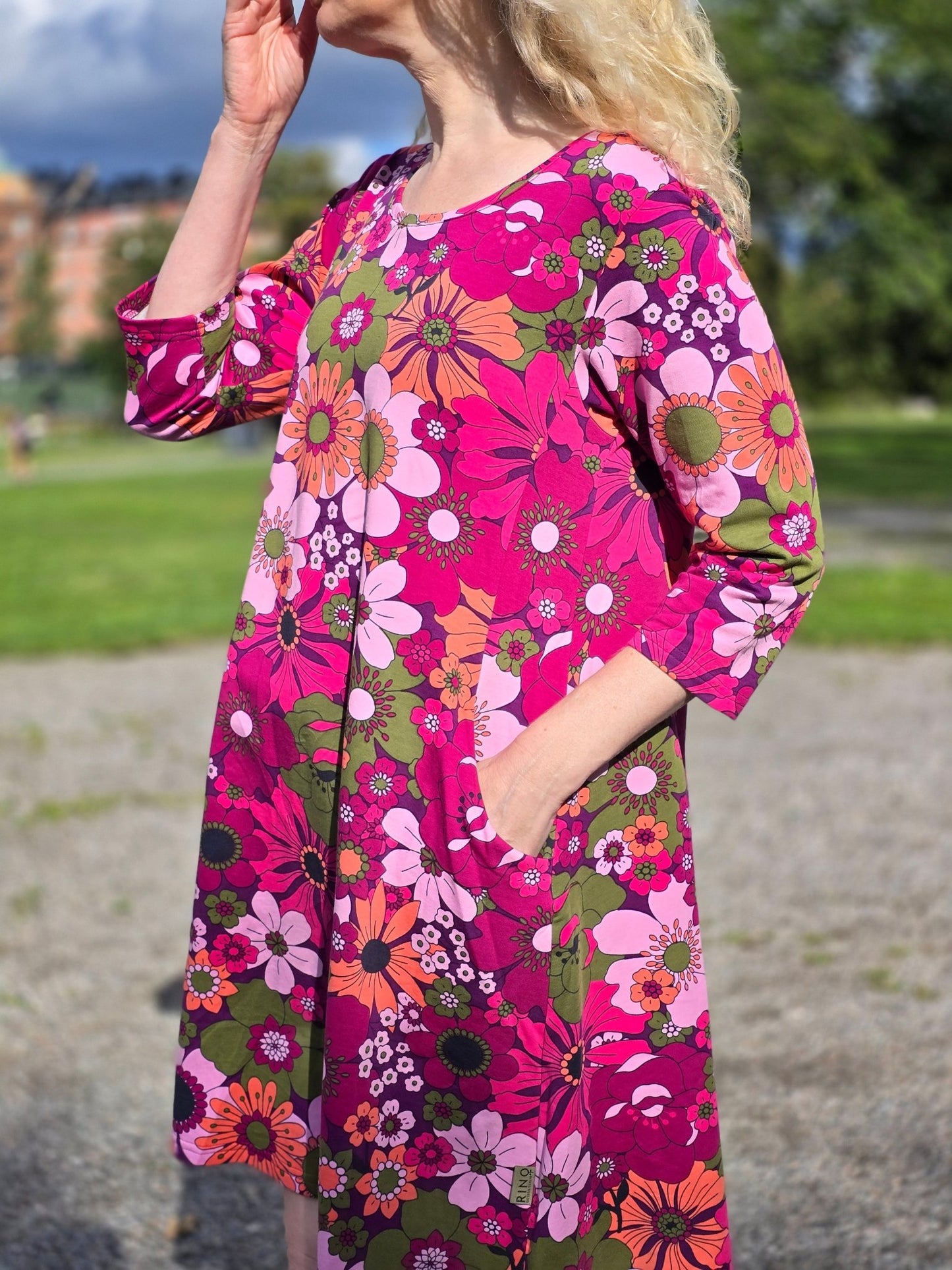 A - linjeklänning Lila Blommor - Rino Design Sthlm