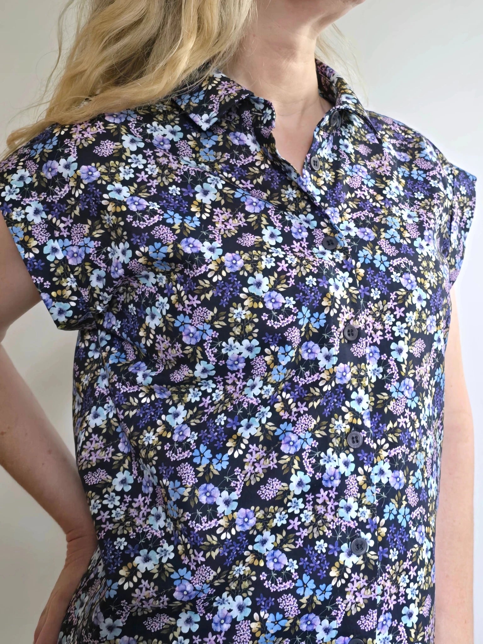 Blus Nätt Blåblom | Rino Blus i XS/S från Rino Design Sthlm