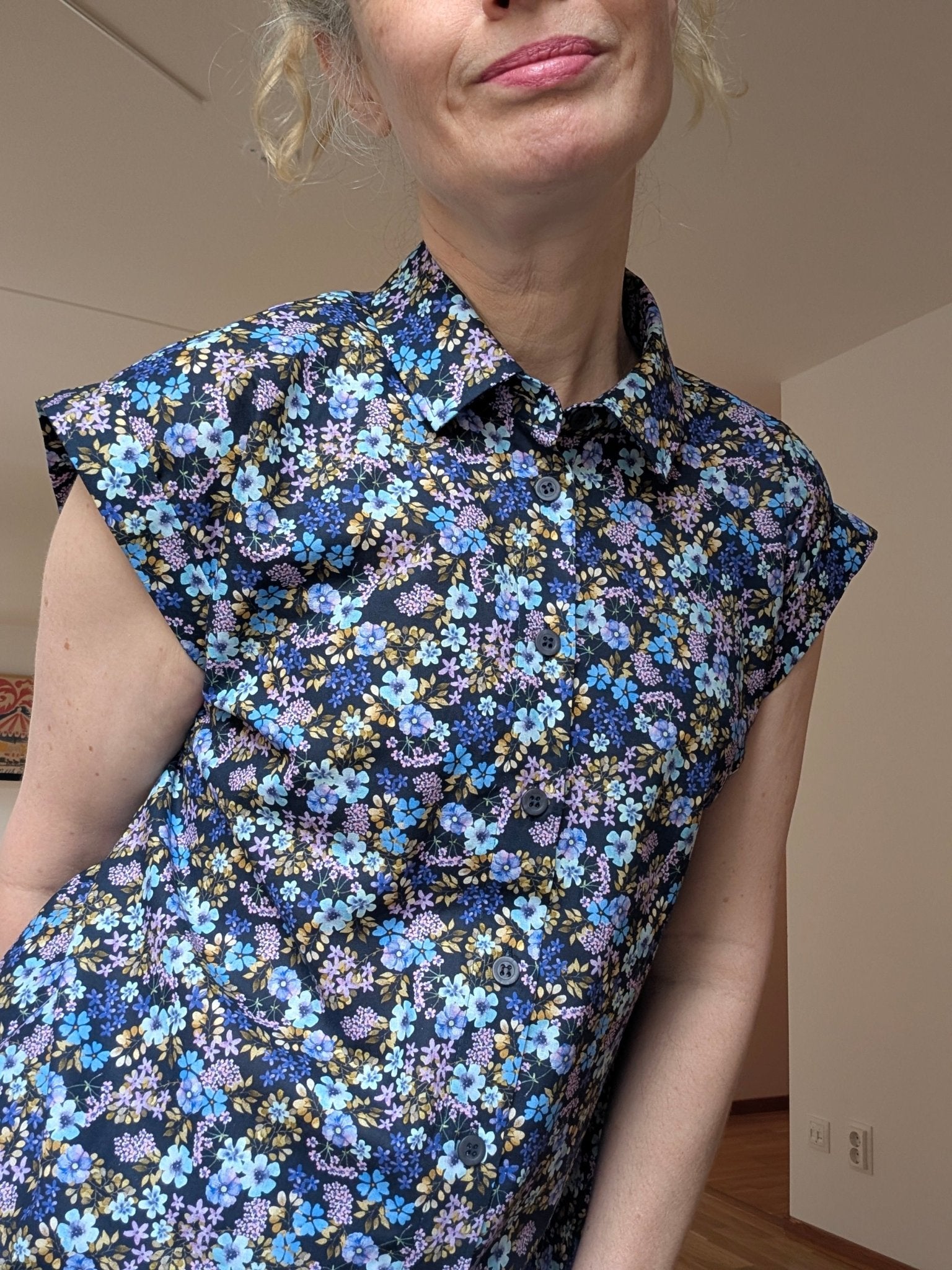 Blus Nätt Blåblom | Rino Blus i XS/S från Rino Design Sthlm