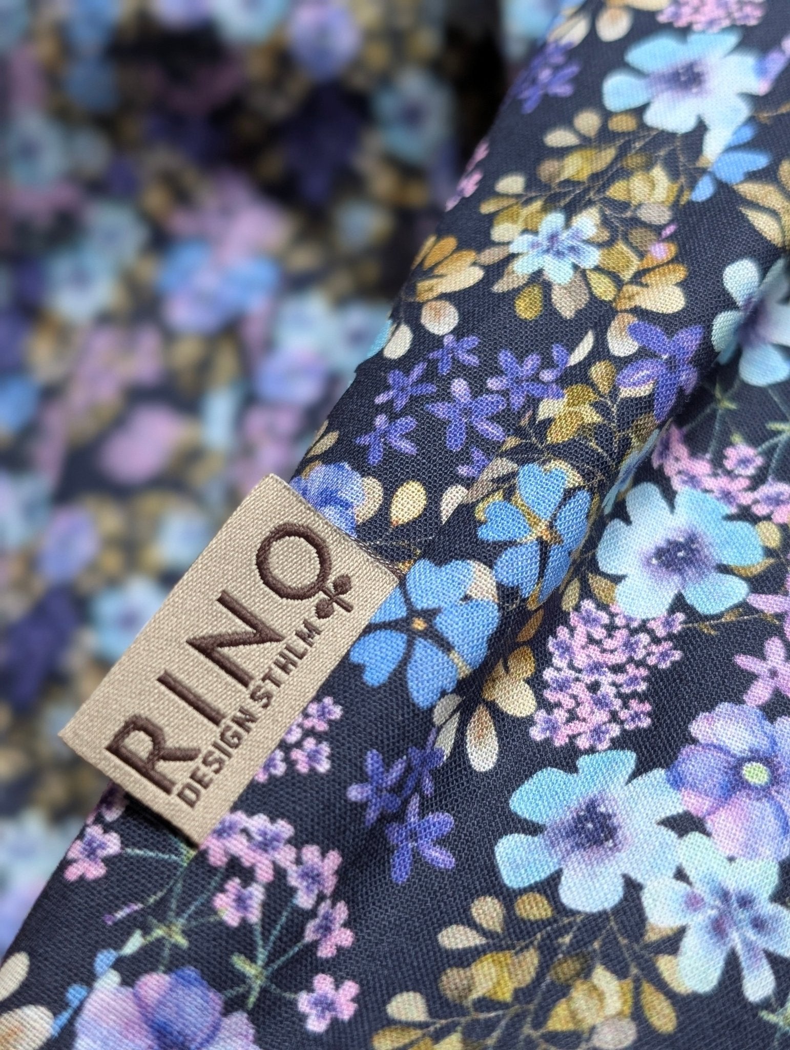 Blus Nätt Blåblom | Rino Blus i XS/S från Rino Design Sthlm