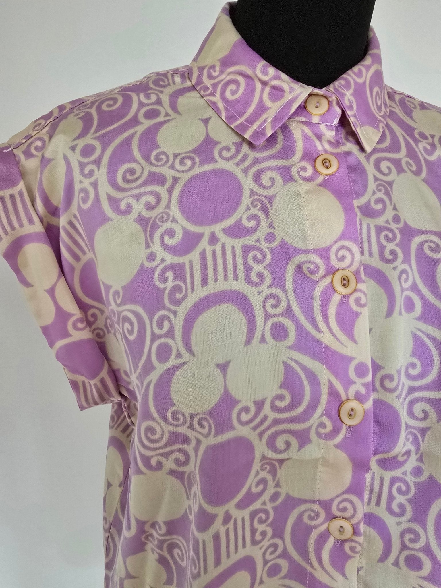 Blus Nätt Retro Lila/vit | Rino Blus i S/M från Rino Design Sthlm