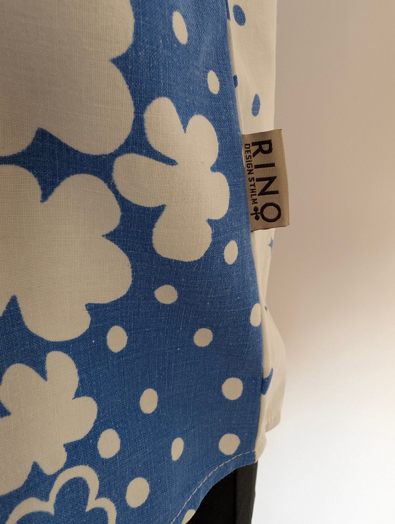 Blus Nätt Retro Mörkblåblom | Rino Blus i S/M från Rino Design Sthlm