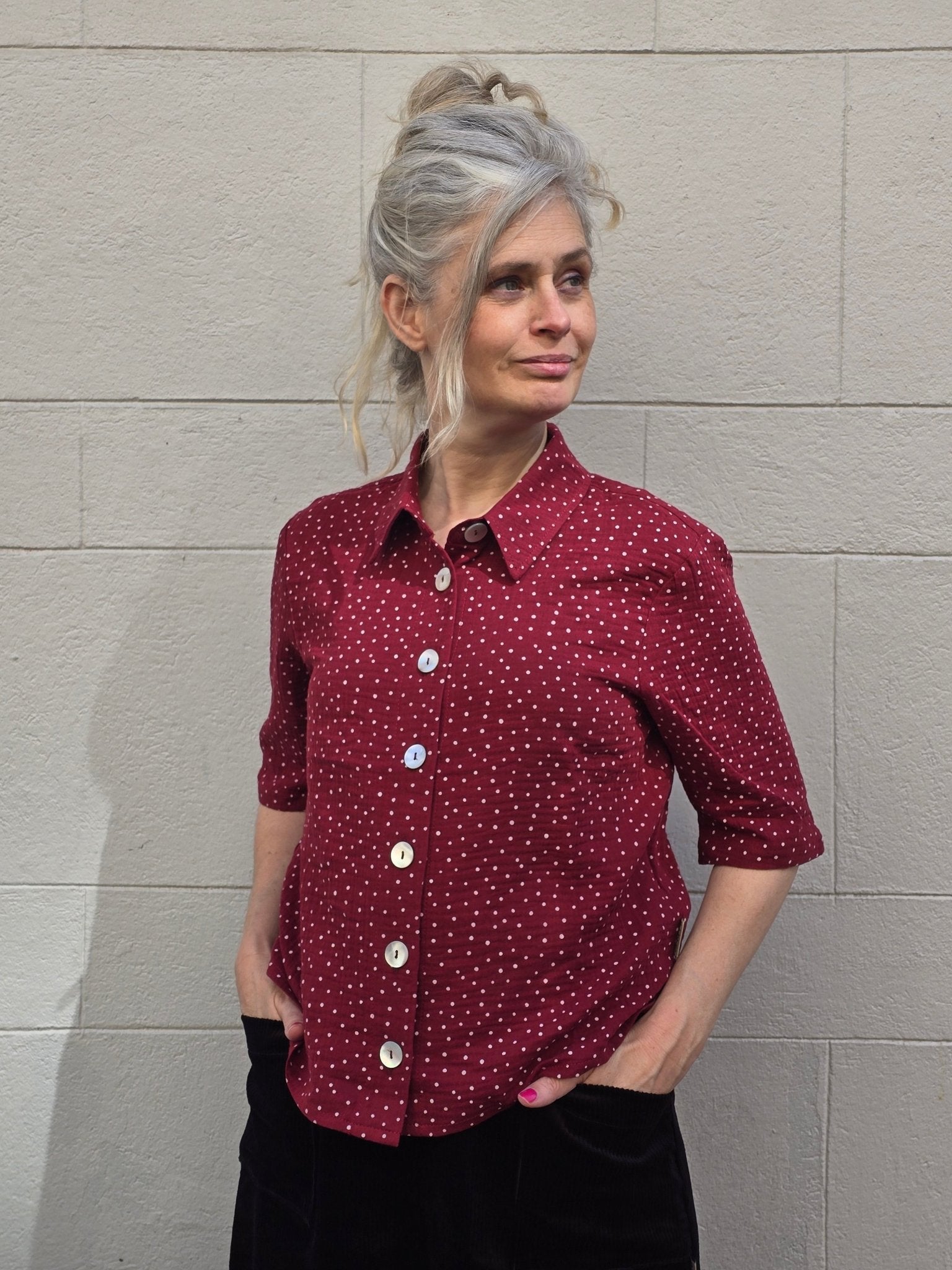 Blus Vinröd/Vita prickar Muslin | Rino Blus i S från Rino Design Sthlm