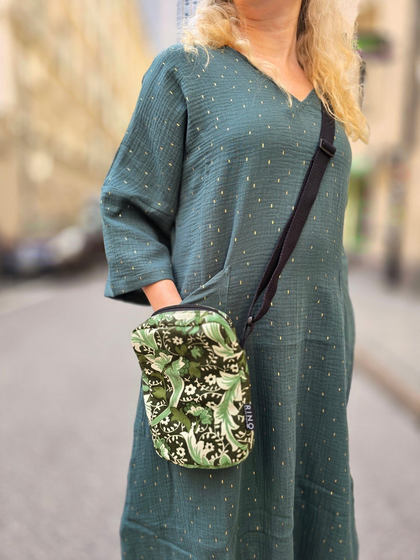 Cityväska Grönvita blommor - Axelremsväska i retrotyg - Rino Design Sthlm