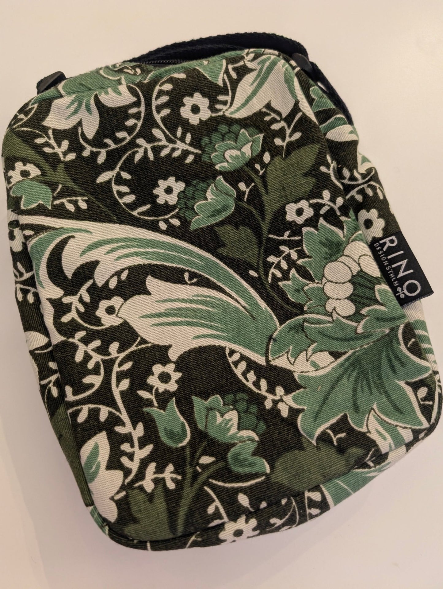 Cityväska Grönvita blommor - Axelremsväska i retrotyg - Rino Design Sthlm