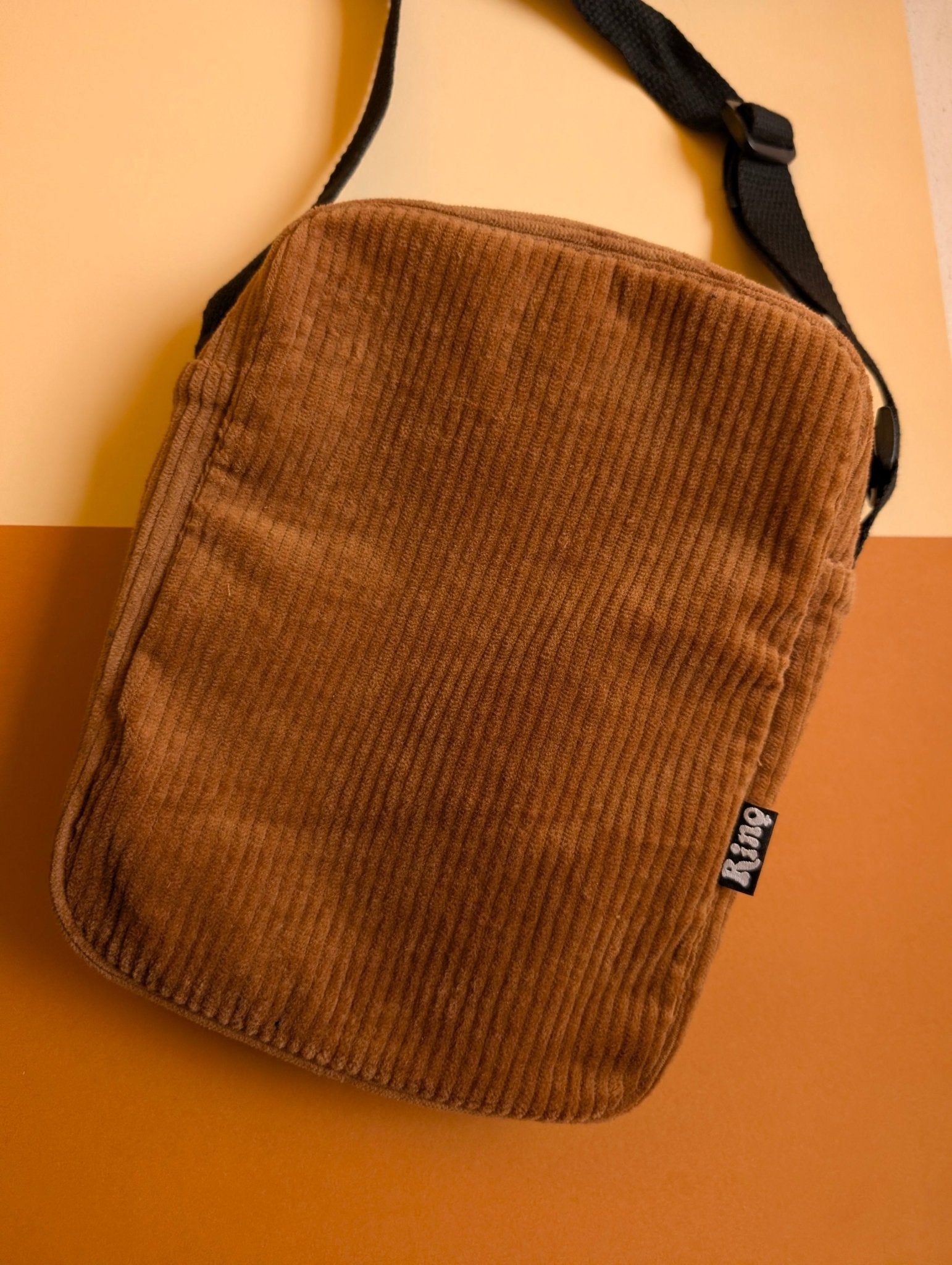 Cityväska Manchester Kanel | Rino Axelremsväska i One size från Rino Design Sthlm