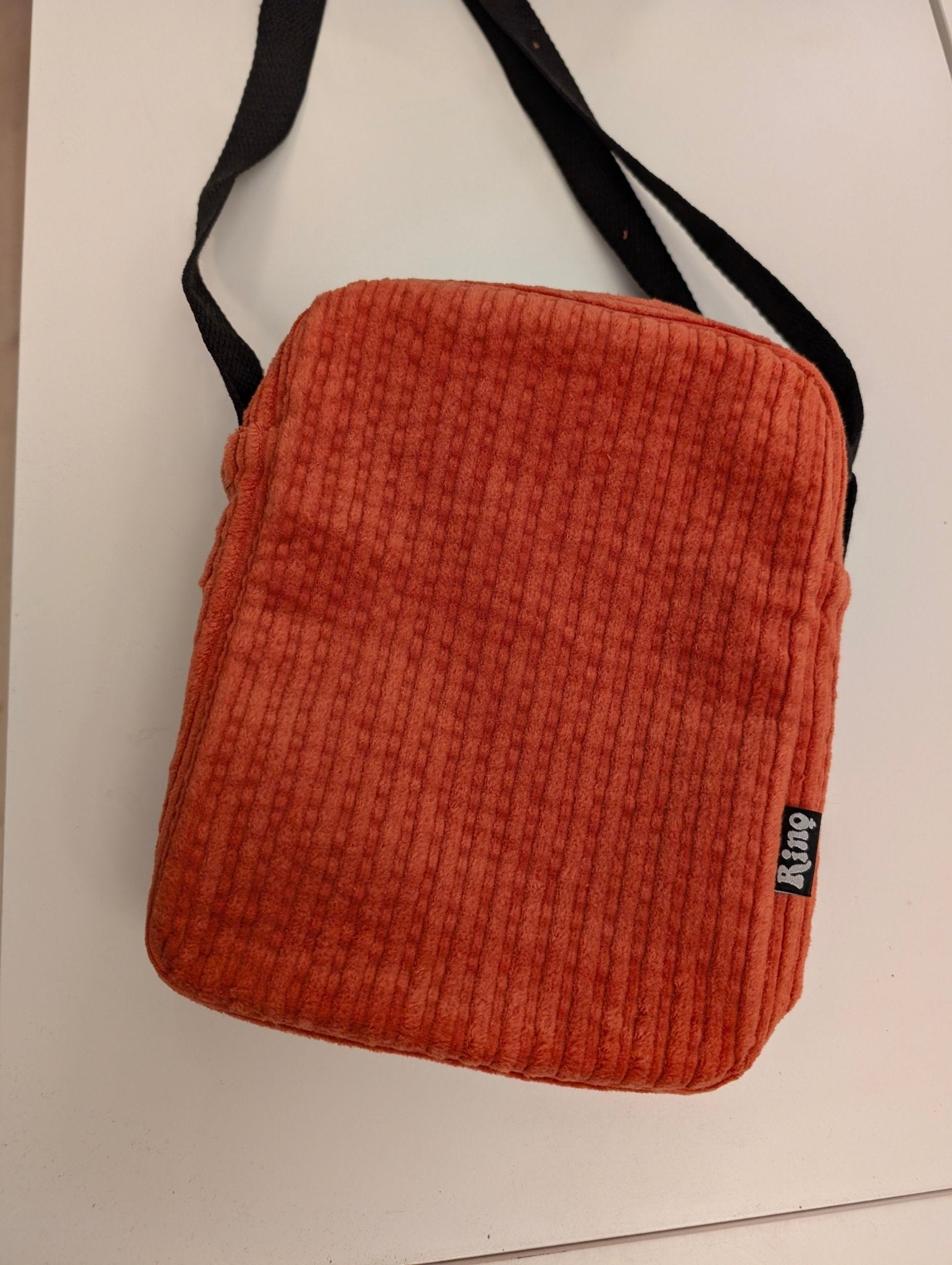 Cityväska Manchester Orange bredspårig | Rino Axelremsväska i One size från Rino Design Sthlm