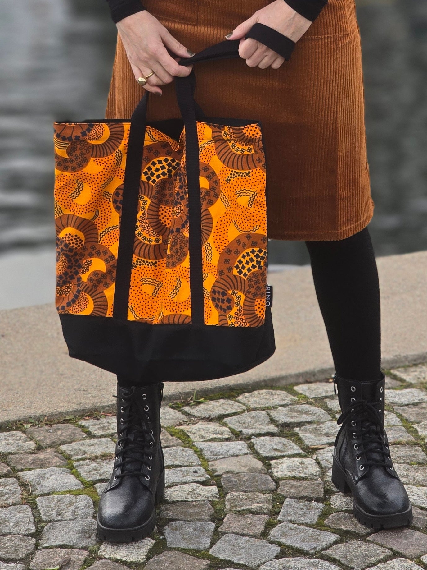 Cityväska stor Retrotyg prickblomma - Rino Design Sthlm