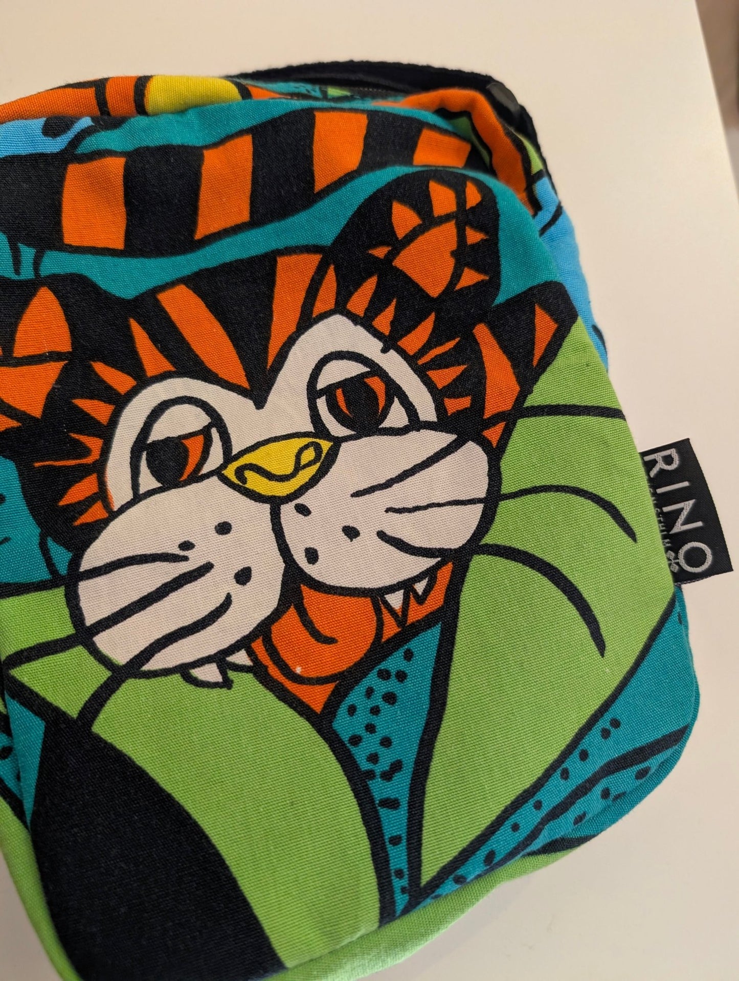 Cityväska Tiger - Axelremsväska i retrotyg - Rino Design Sthlm