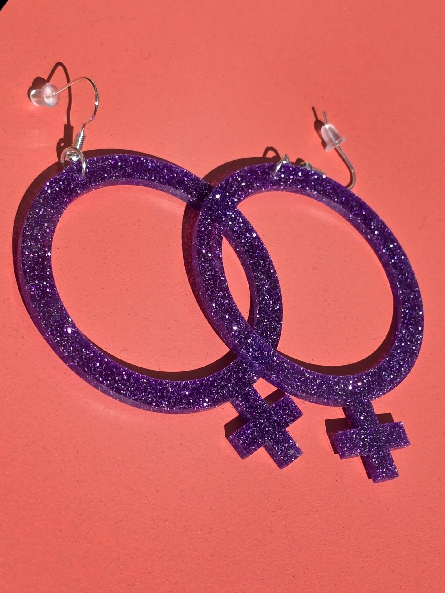 Feministörhängen glitterlila - Rino Design Sthlm