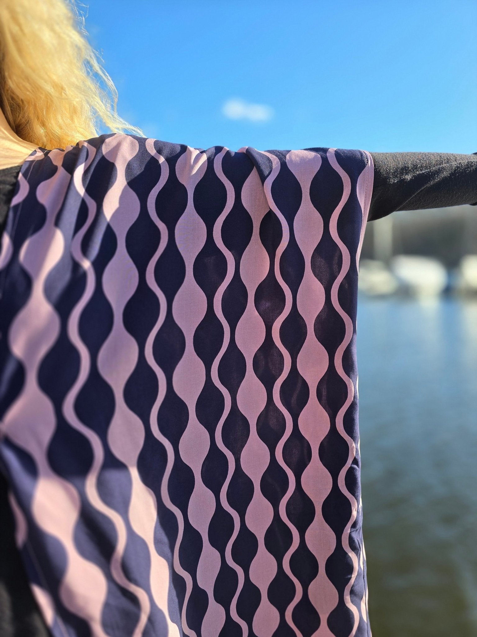 Kaftan Wonder Woman Grafisk Lila | Rino Kaftanklänning i One size från Rino Design Sthlm