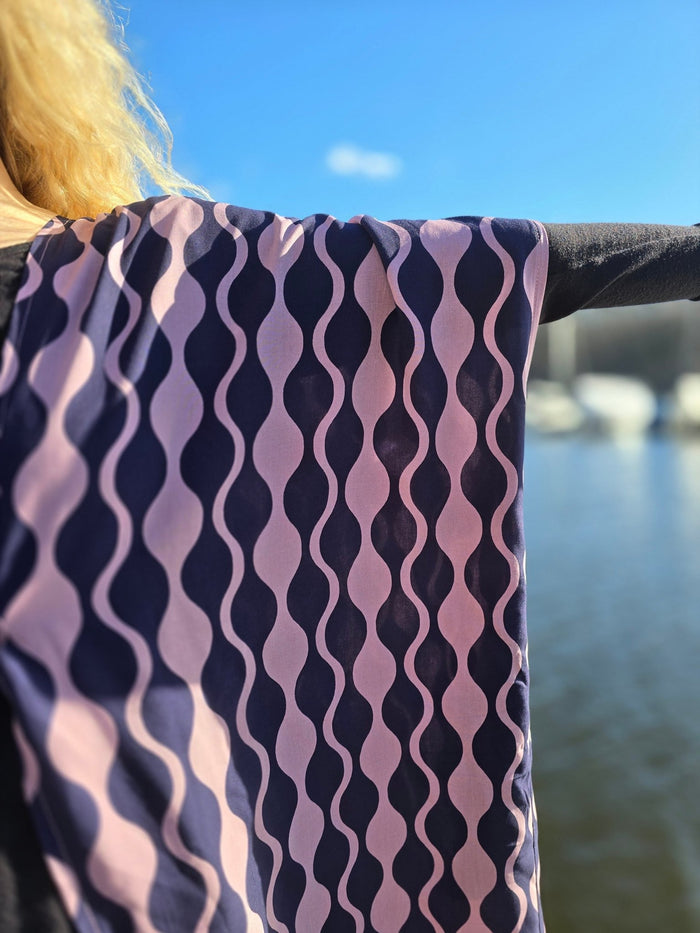 Kaftan Wonder Woman Grafisk Lila | Rino Kaftanklänning i One size från Rino Design Sthlm