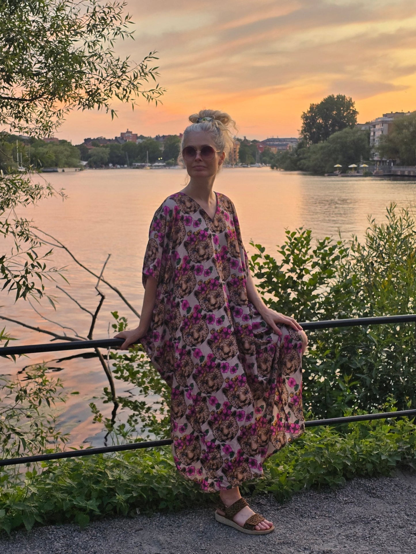 Kaftanklänning Multi Blommor i håret - Rino Design Sthlm