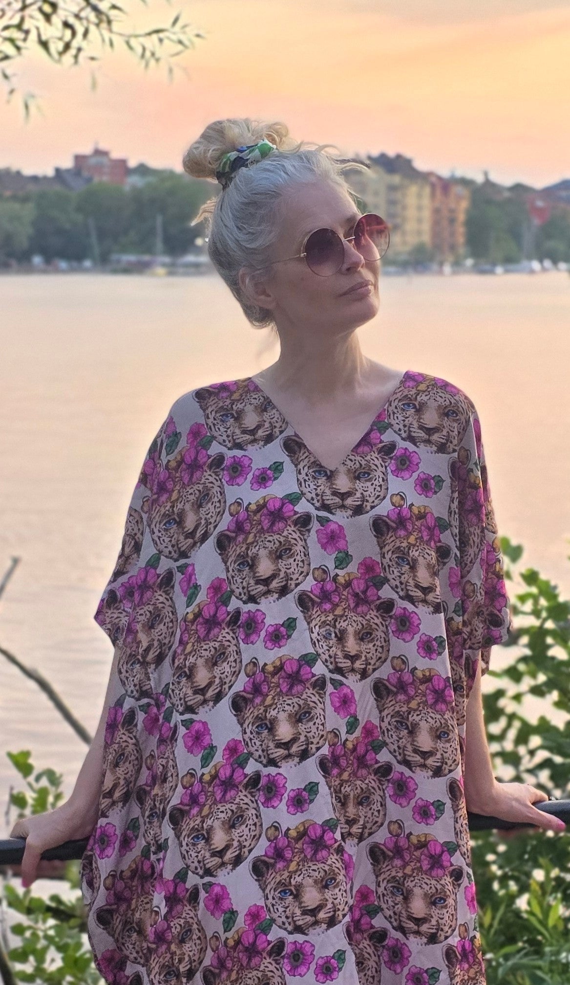 Kaftanklänning Multi Blommor i håret - Rino Design Sthlm