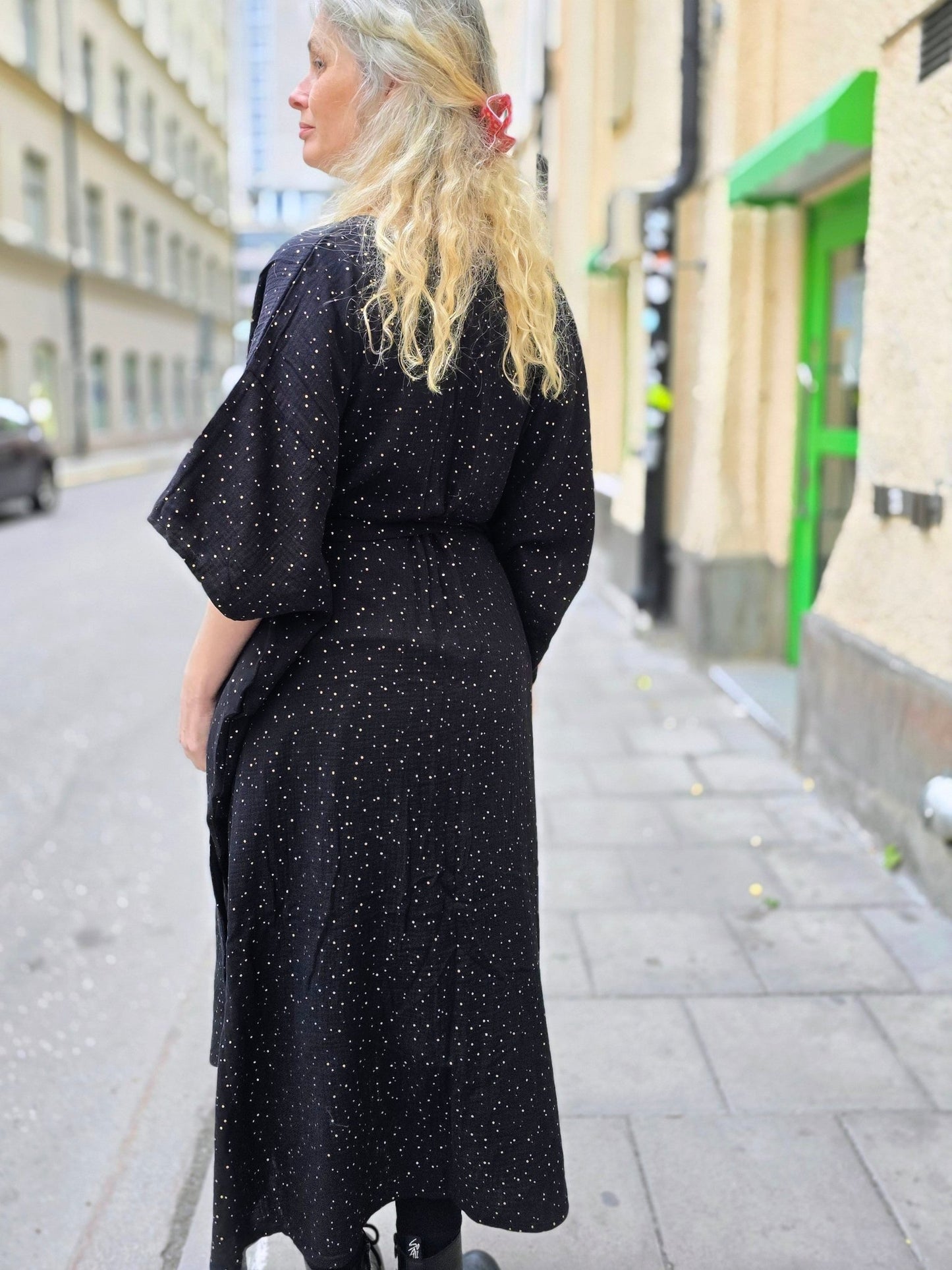Kaftanklänning Multi Svart/guld med knappar - Rino Design Sthlm
