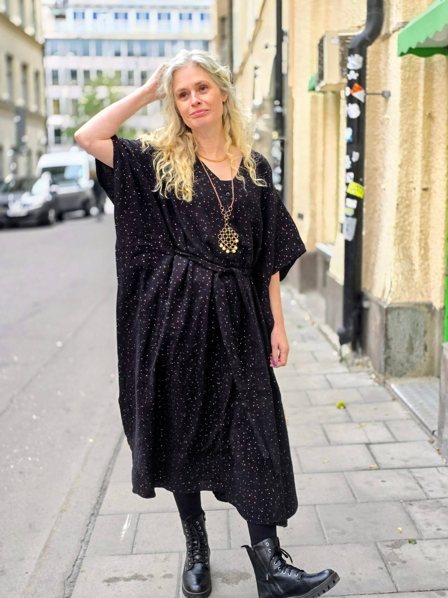 Kaftanklänning Multi Svart/guld med knappar - Rino Design Sthlm