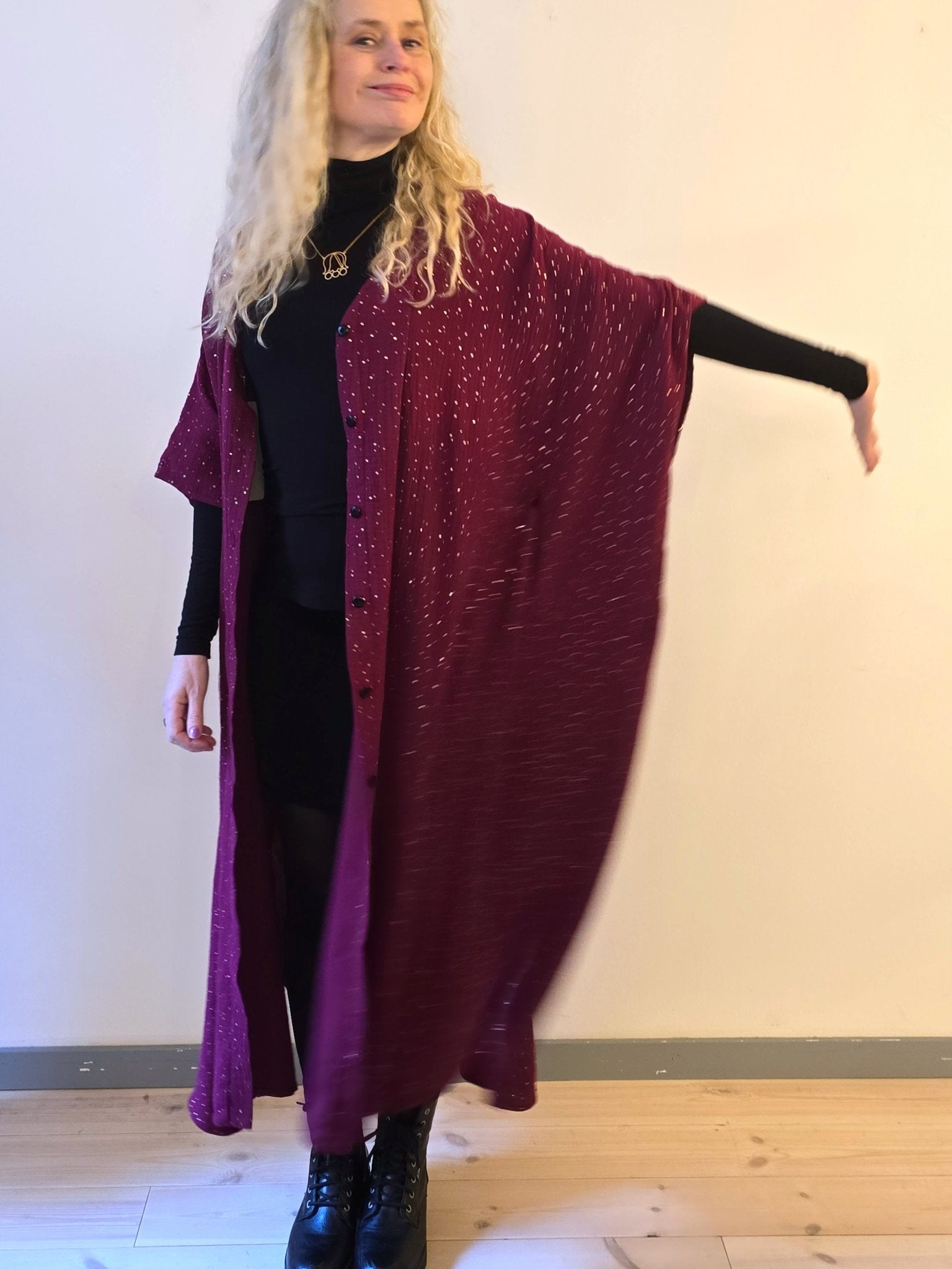 Kaftanklänning Multi Vinröd/guld med knappar | Rino Klänning i One size från Rino Design Sthlm