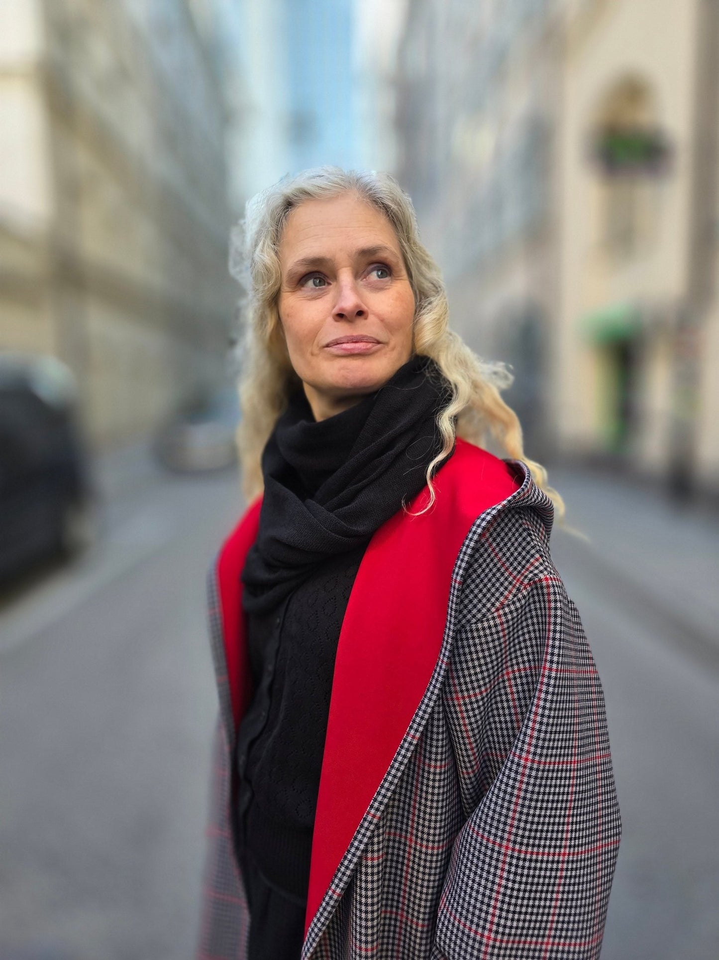 Kappa Rödluvan Svart/röd rutig - Rino Design Sthlm