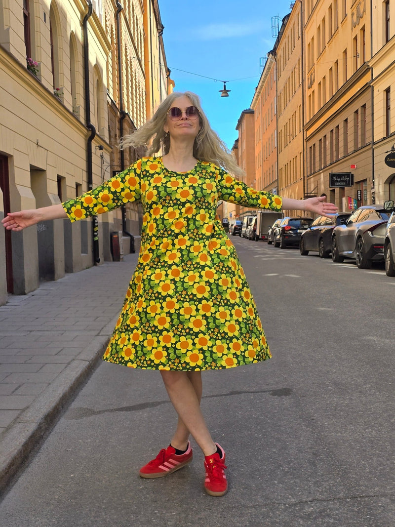 Klänning A - linje Solblomma Gul | Rino Klänning i S från Rino Design Sthlm
