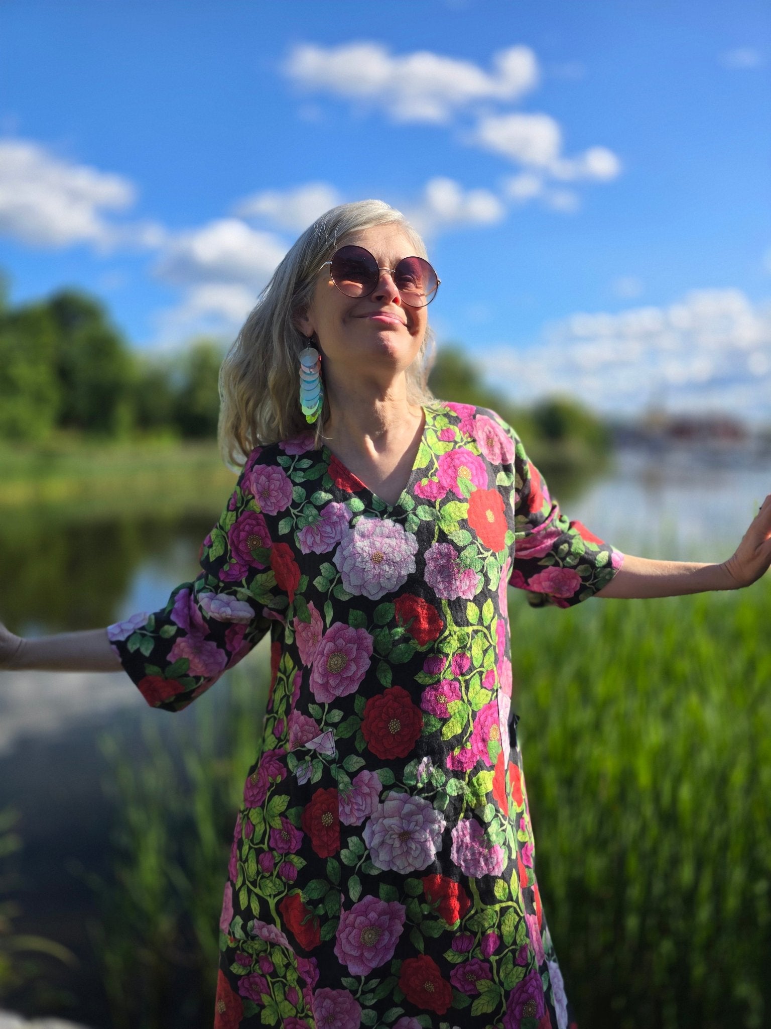 Klänning Vera Rosor på svart botten | Rino Klänning i S från Rino Design Sthlm