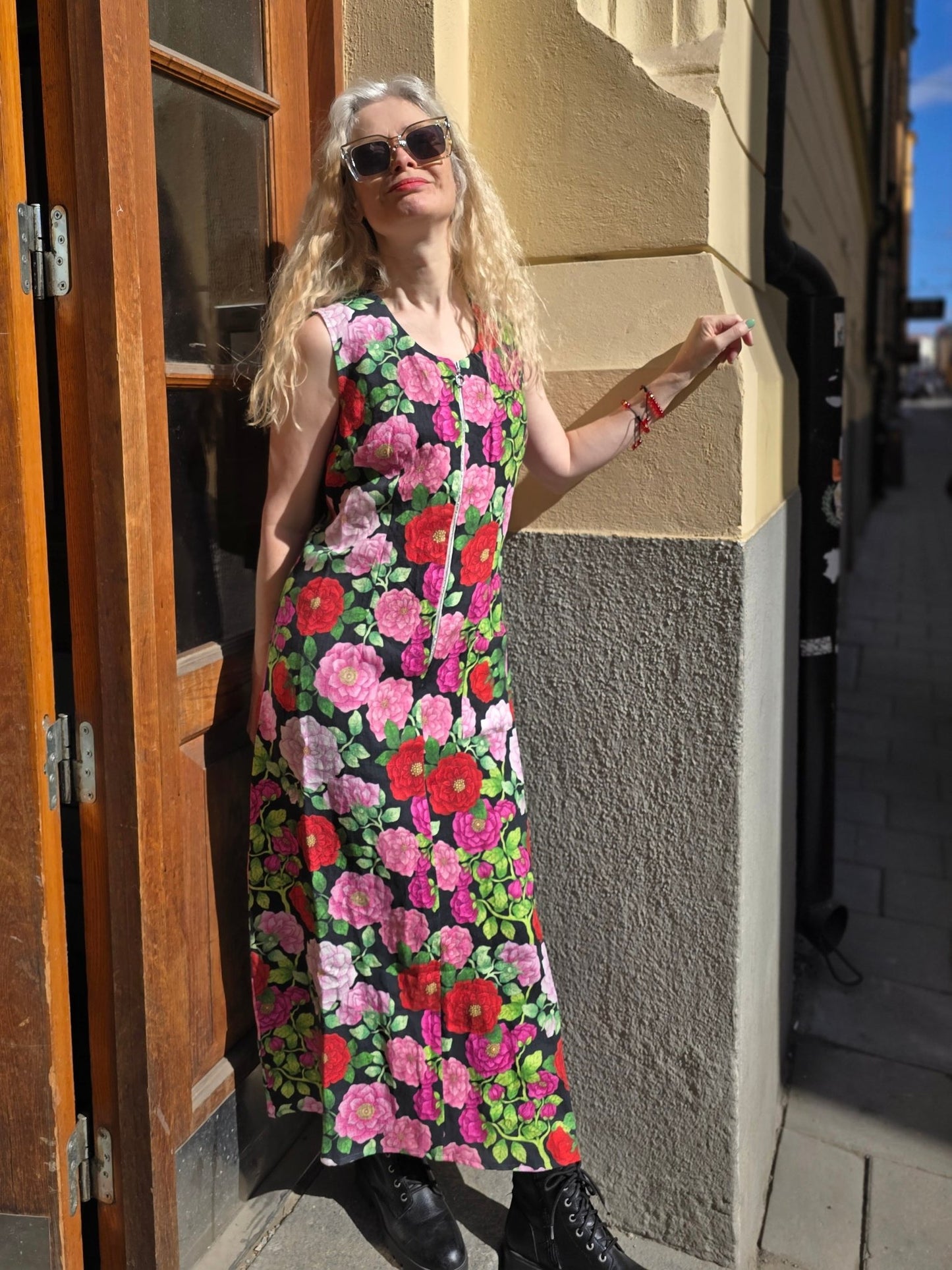 Lång Linneklänning Rosor - Rino Design Sthlm