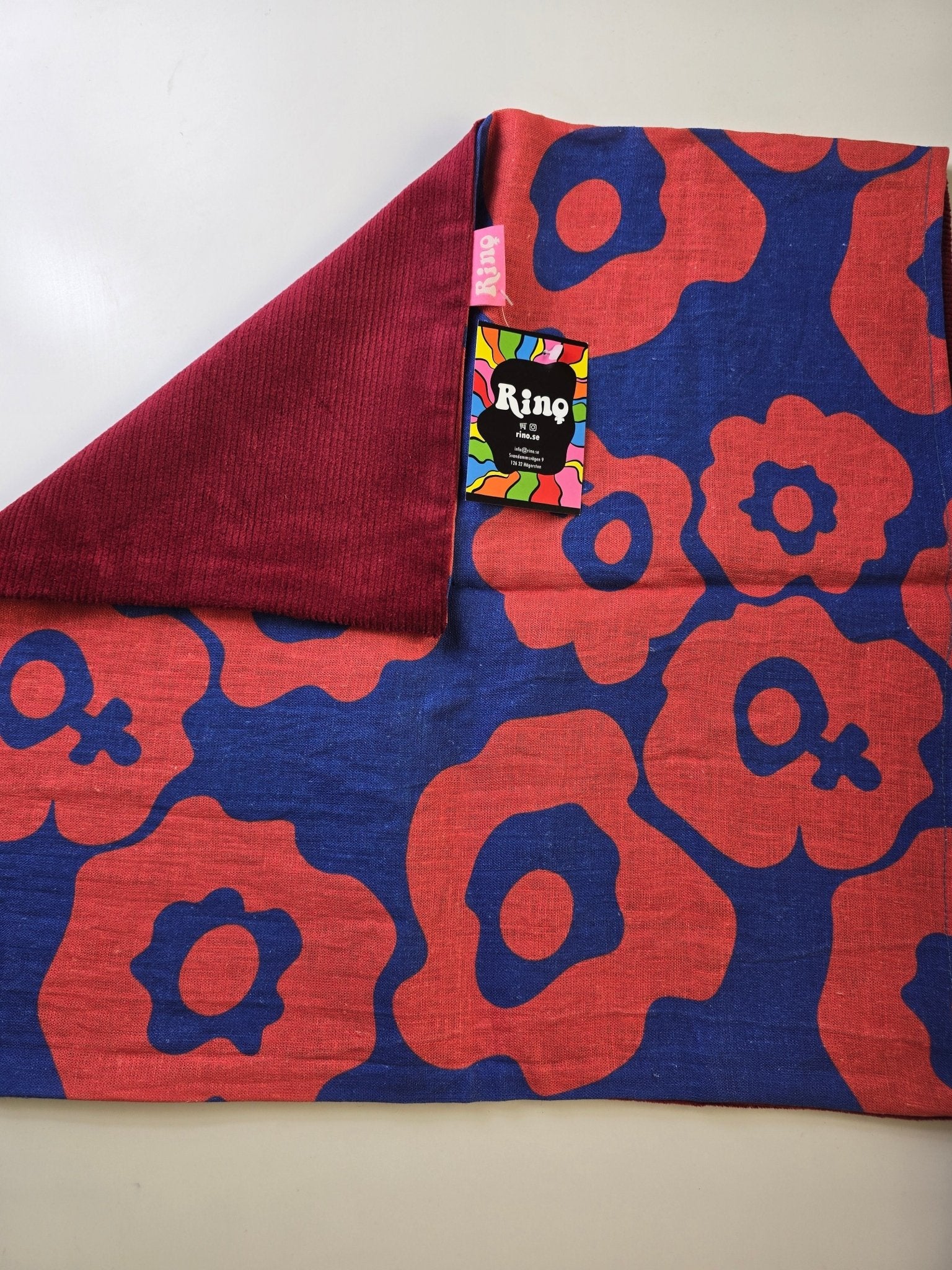 Last Chance / One time Kuddfodral Vinröd/Feminist | Rino Special Lajv i Ca 45*45cm från Rino Design Sthlm