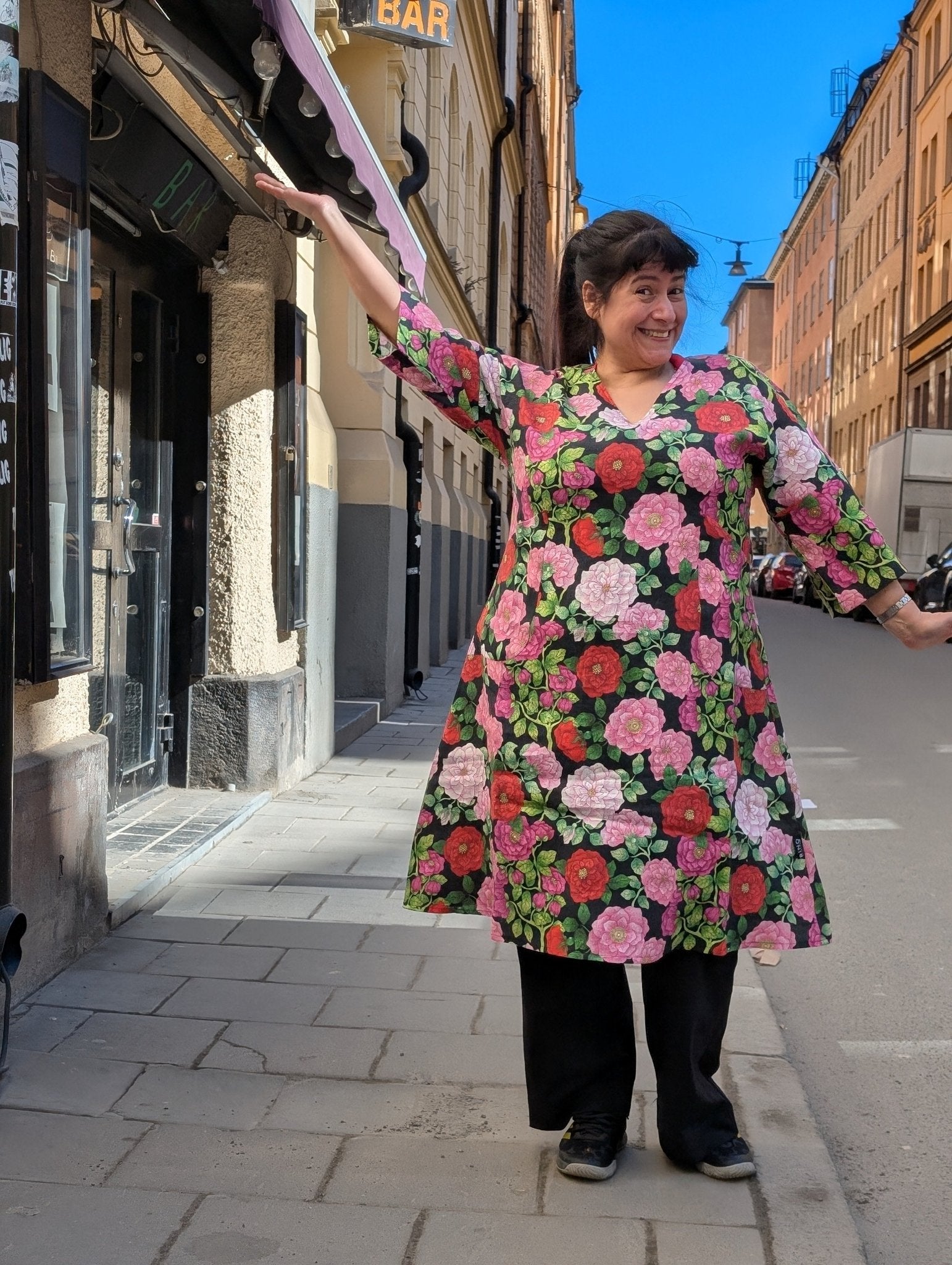 Klänning Vera Rosor på svart botten | Rino Klänning i S från Rino Design Sthlm