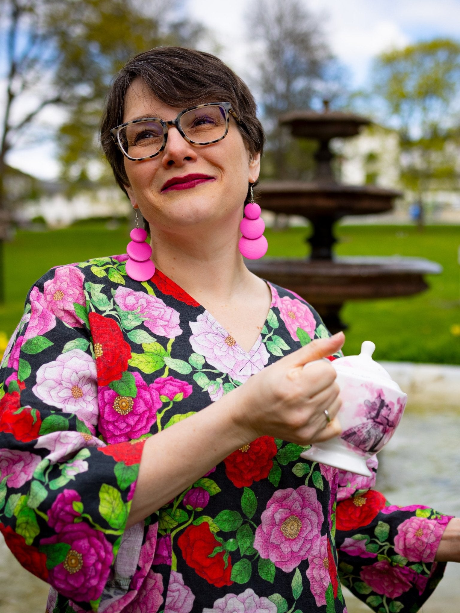 Klänning Vera Rosor på svart botten | Rino Klänning i S från Rino Design Sthlm
