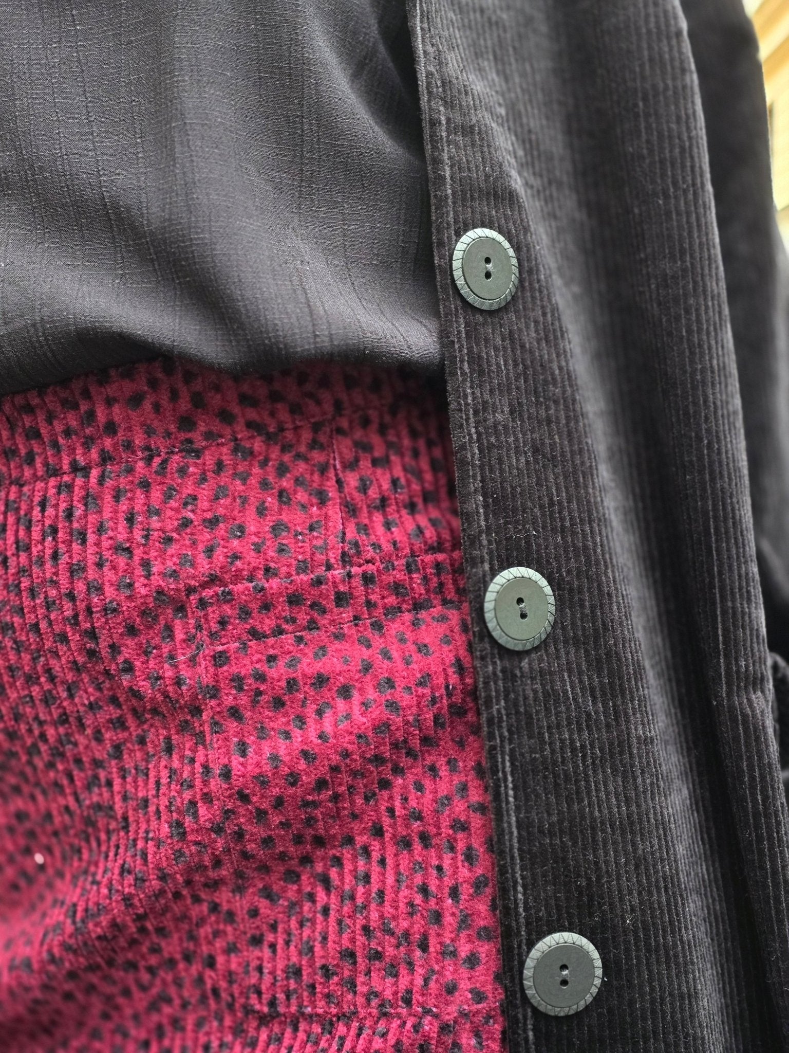 Manchesterkjol vinröd prickig - Rino Design Sthlm