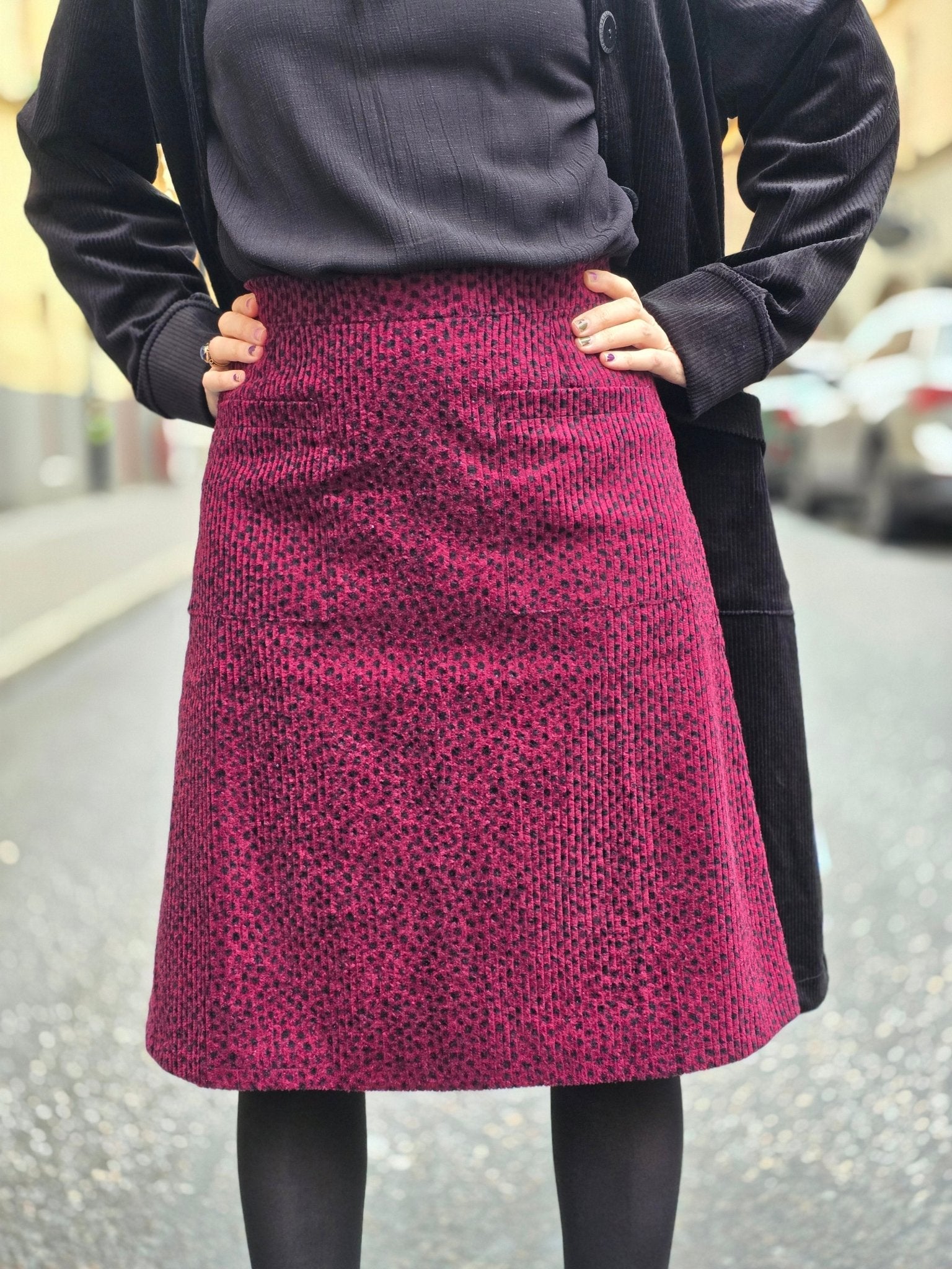 Manchesterkjol vinröd prickig - Rino Design Sthlm