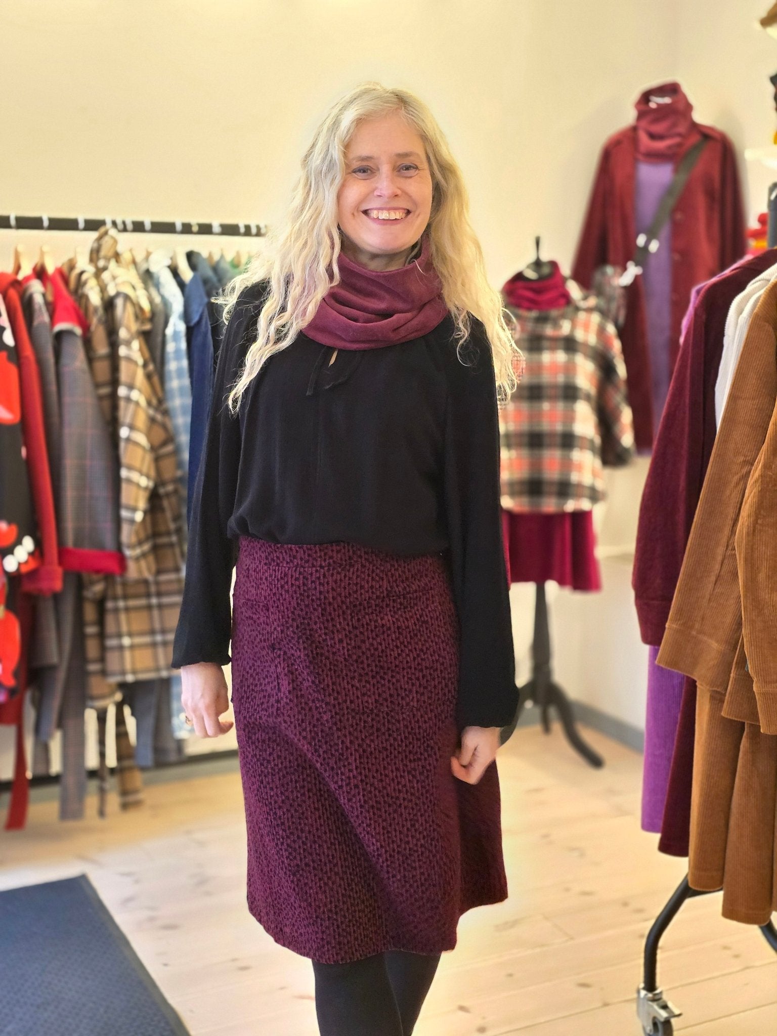 Manchesterkjol vinröd prickig - Rino Design Sthlm