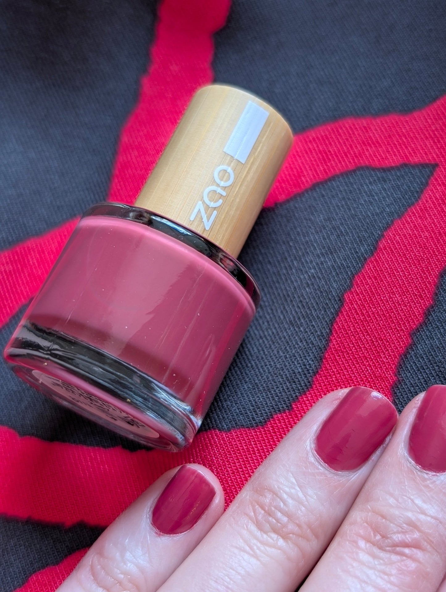 Mörkrött nagellack - miljövänligt - Rino Design Sthlm