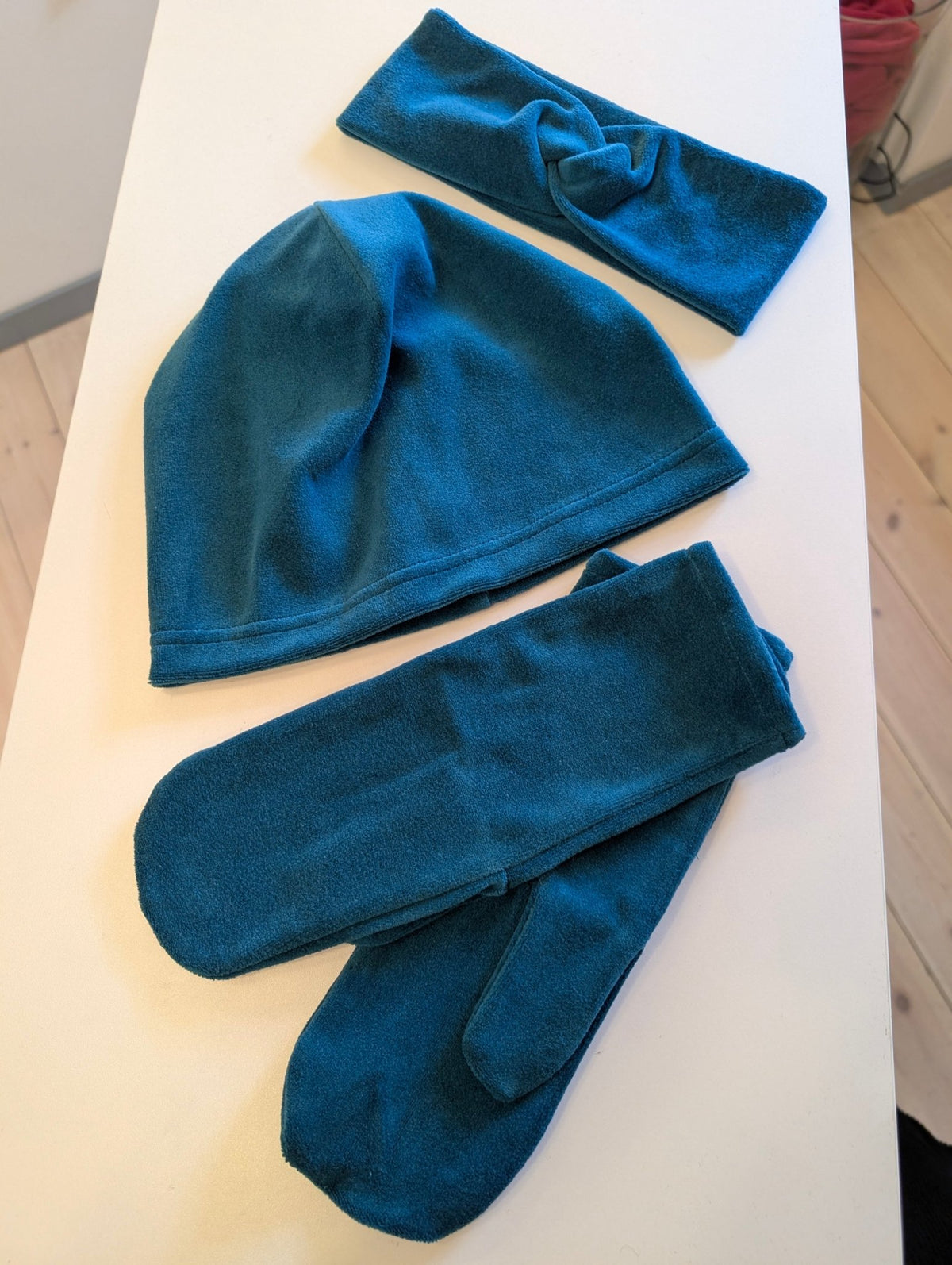 Mössa Velour Petrol | Rino Mössa i One size från Rino Design Sthlm