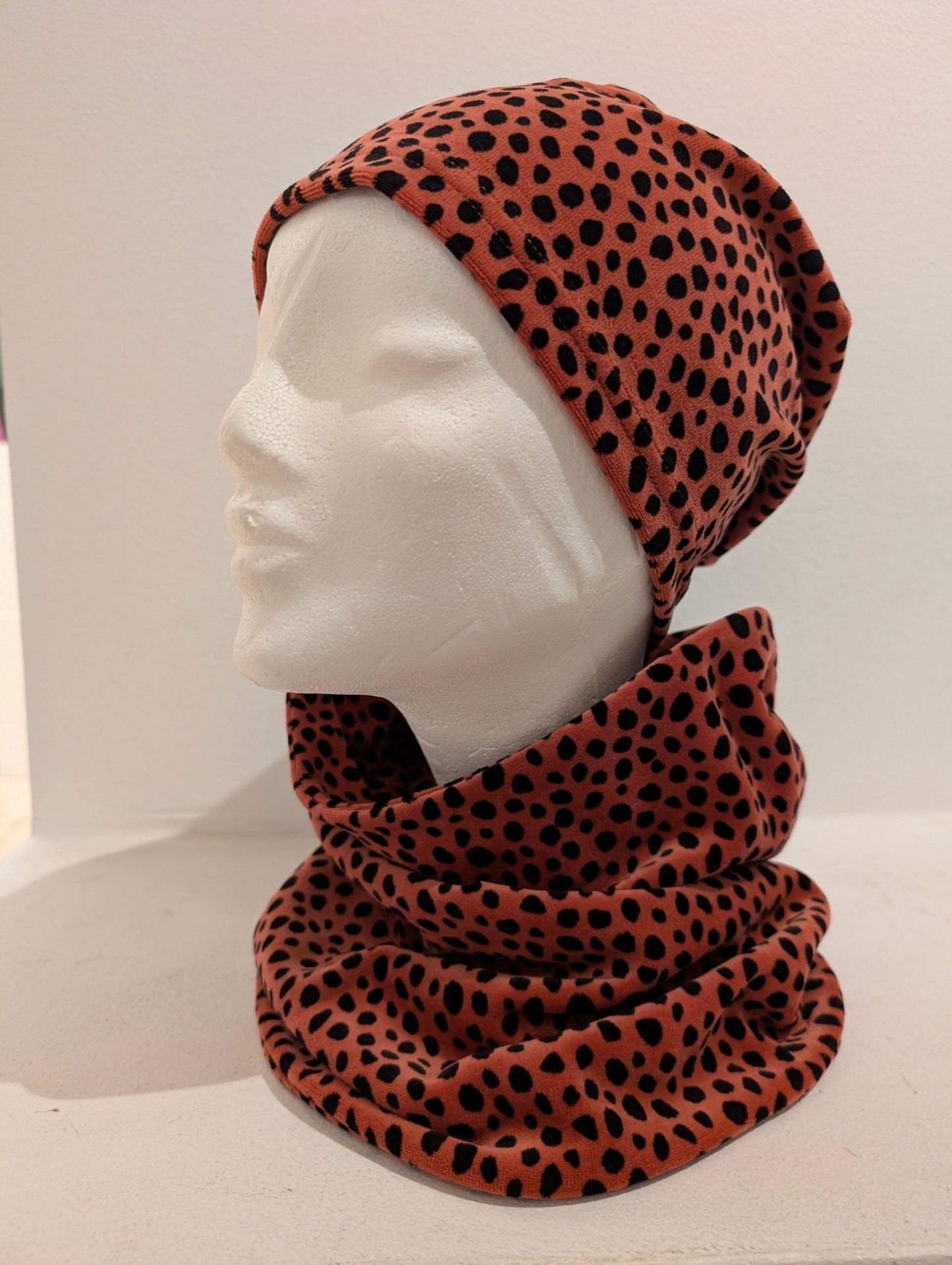 Mössa Velour Rost med prickar - Rino Design Sthlm