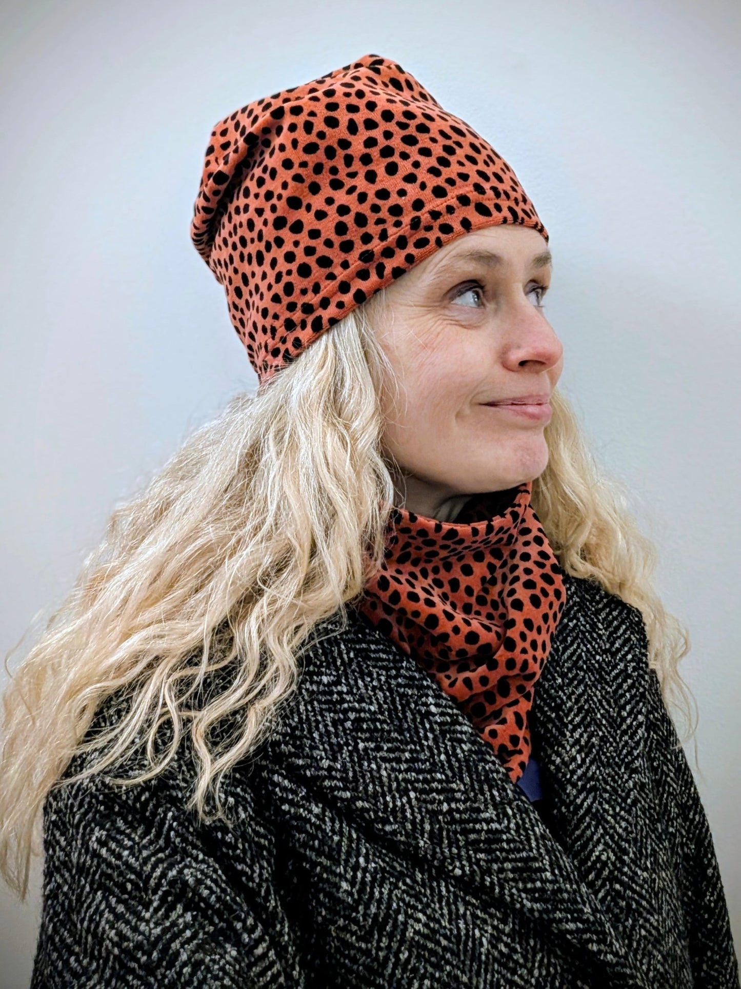 Mössa Velour Rost med prickar - Rino Design Sthlm