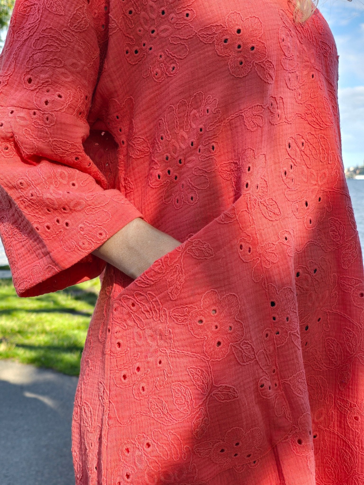 Klänning Vera Korall brodyr | Rino Klänning i S från Rino Design Sthlm