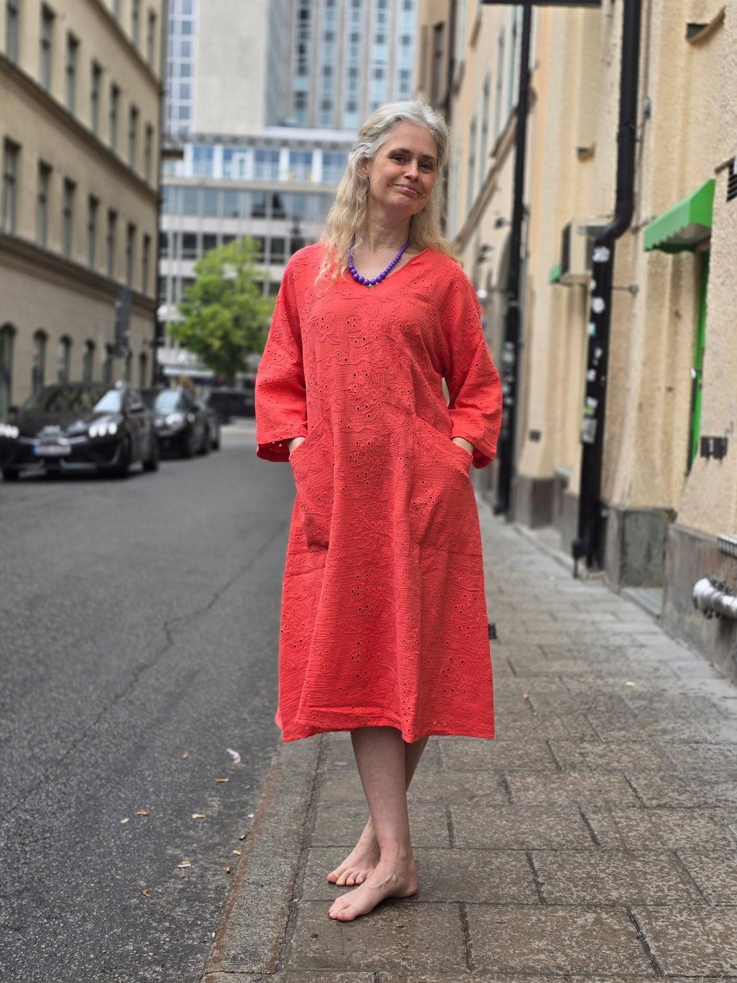 Muslinklänning Vera Korall brodyr - Rino Design Sthlm