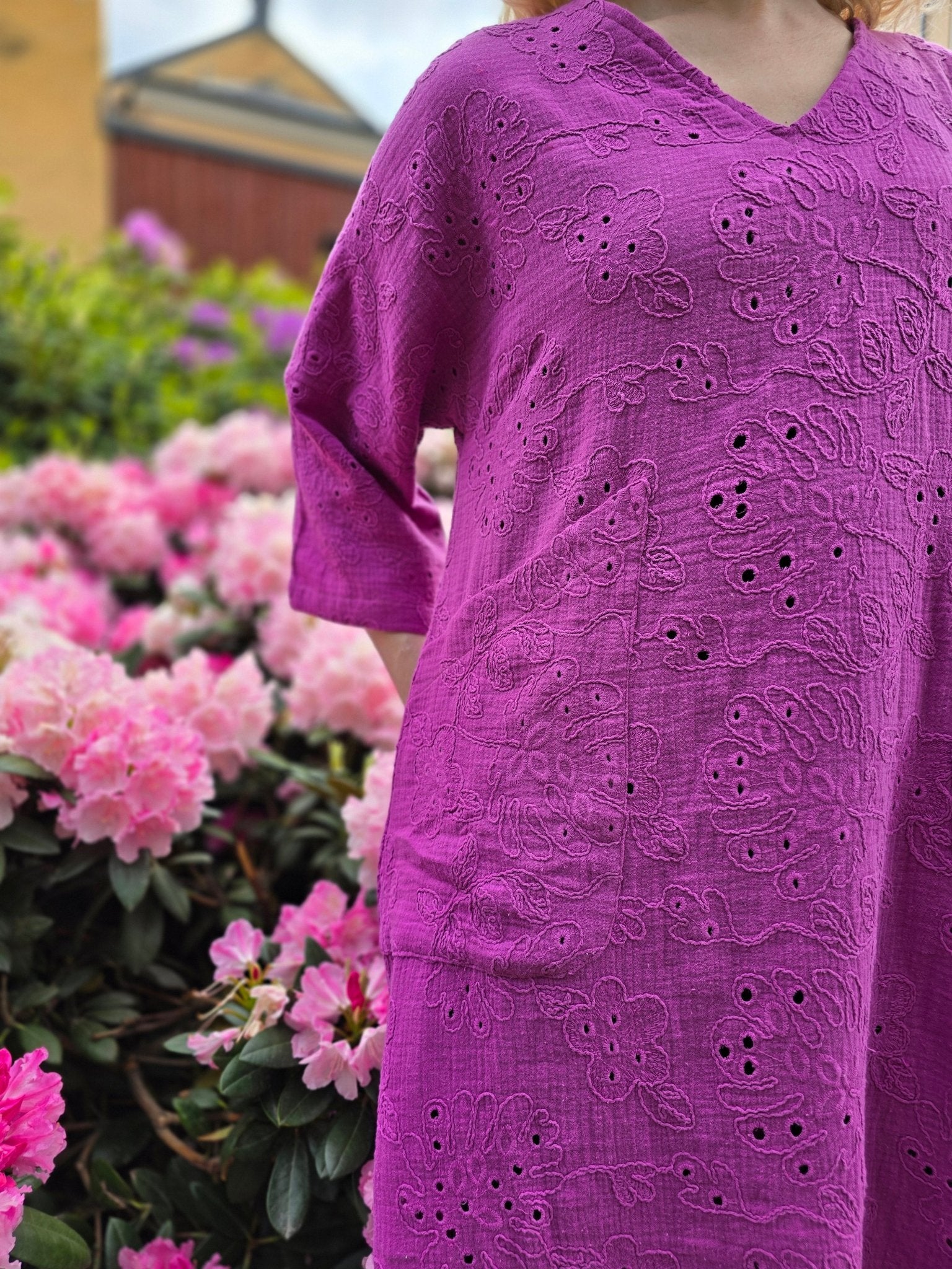 Klänning Vera Lila brodyr | Rino Klänning i S från Rino Design Sthlm