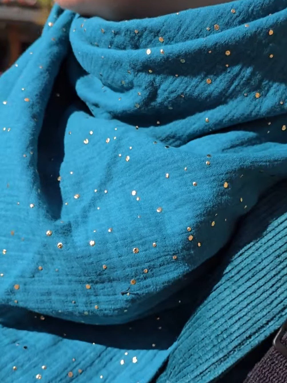 Muslinsjal Petrol guldprickar Trekant | Rino Sjal i One size från Rino Design Sthlm