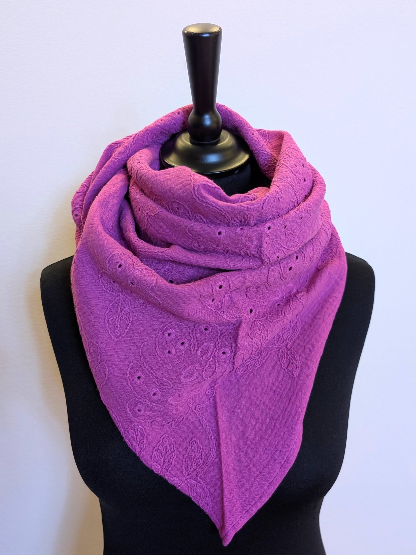 Muslinsjal Trekant Lila brodyr - Rino Design Sthlm