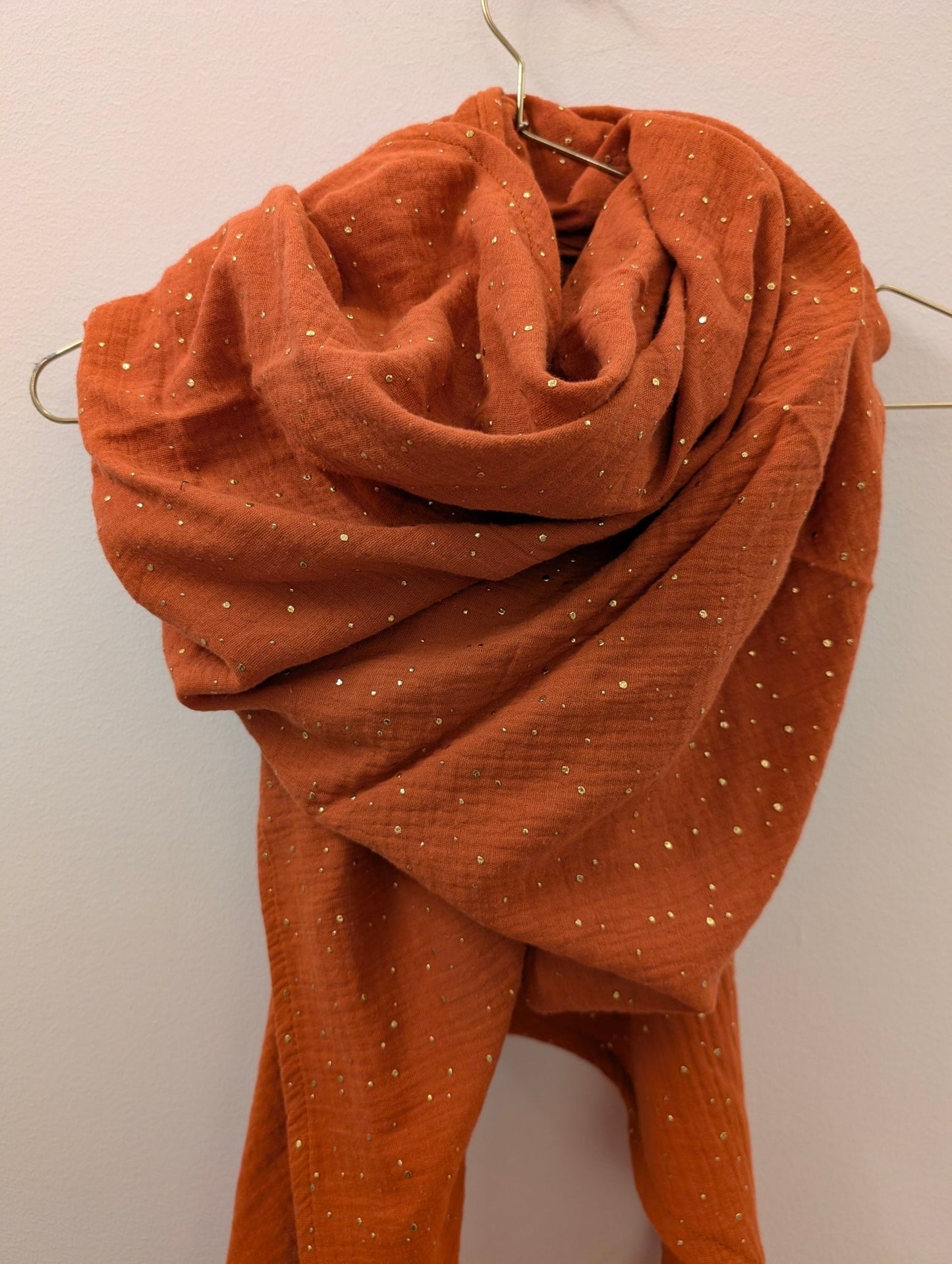 Muslinsjal Trekant Rost Guldprickar - Rino Design Sthlm