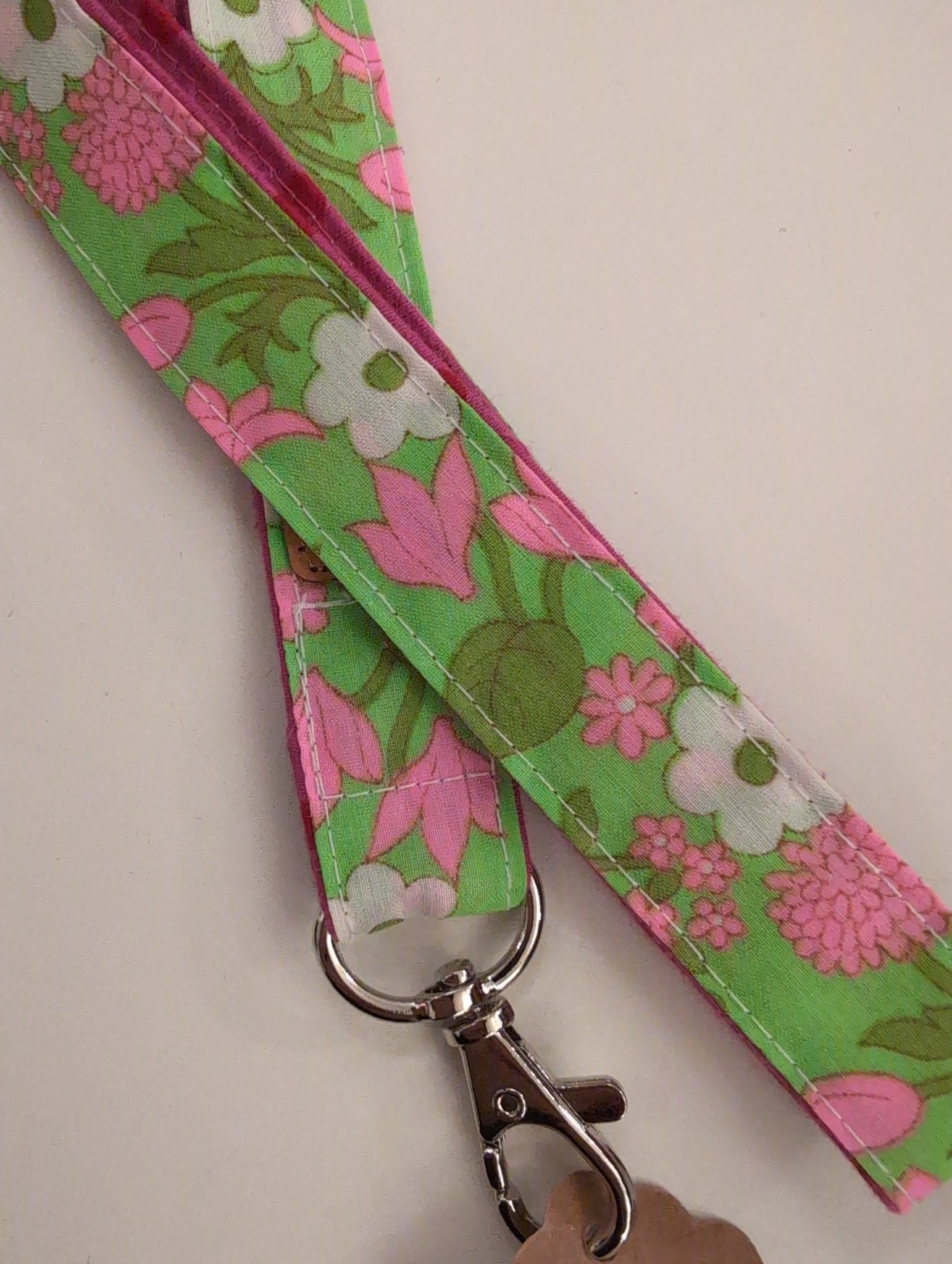Nyckelband retro grön rosa | Rino Nyckelband i One size från Rino Design Sthlm