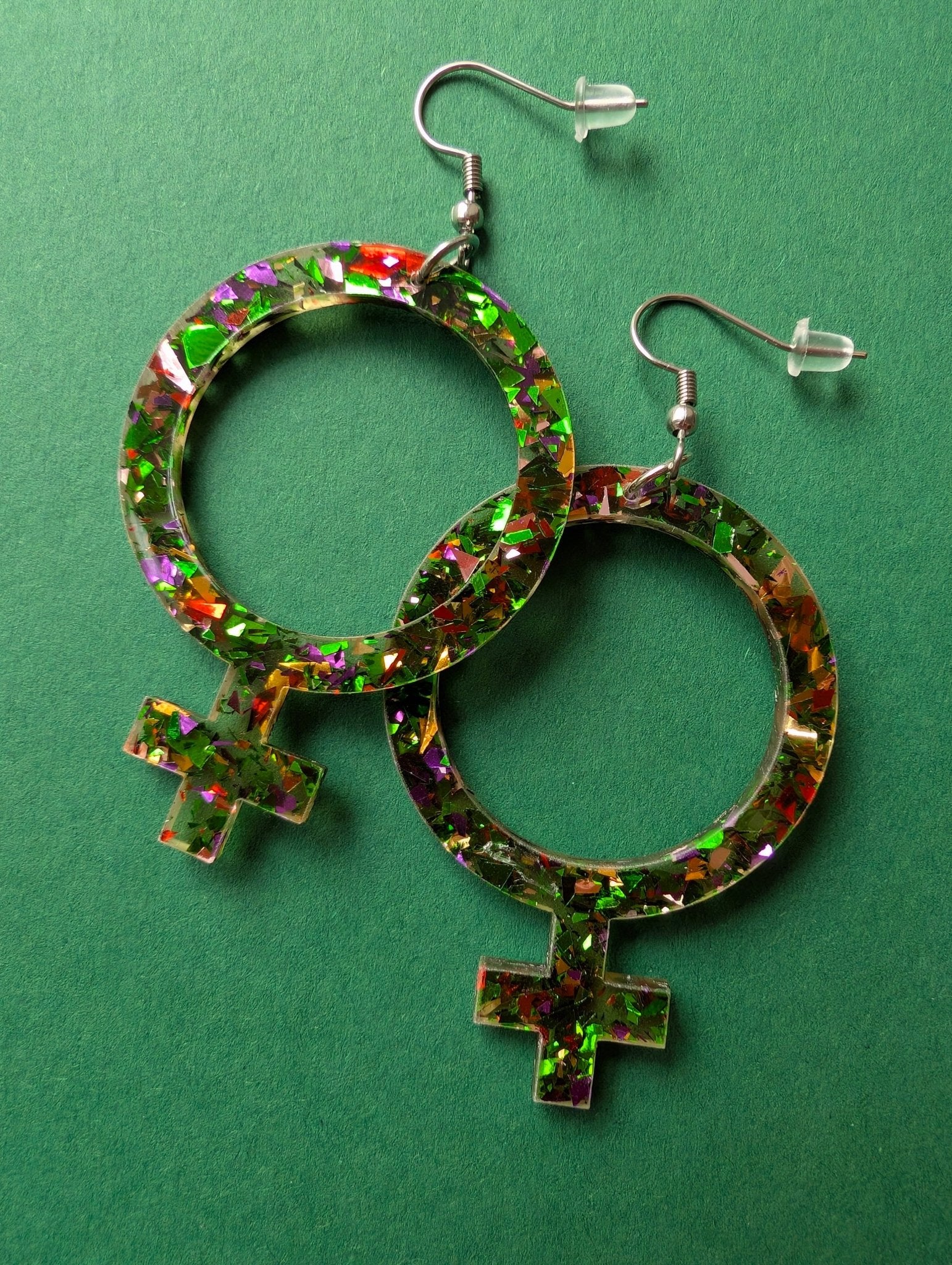 Örhängen Feminist Grön Sprakande | Rino Örhängen i Mini 2.5 cm från Rino Design Sthlm