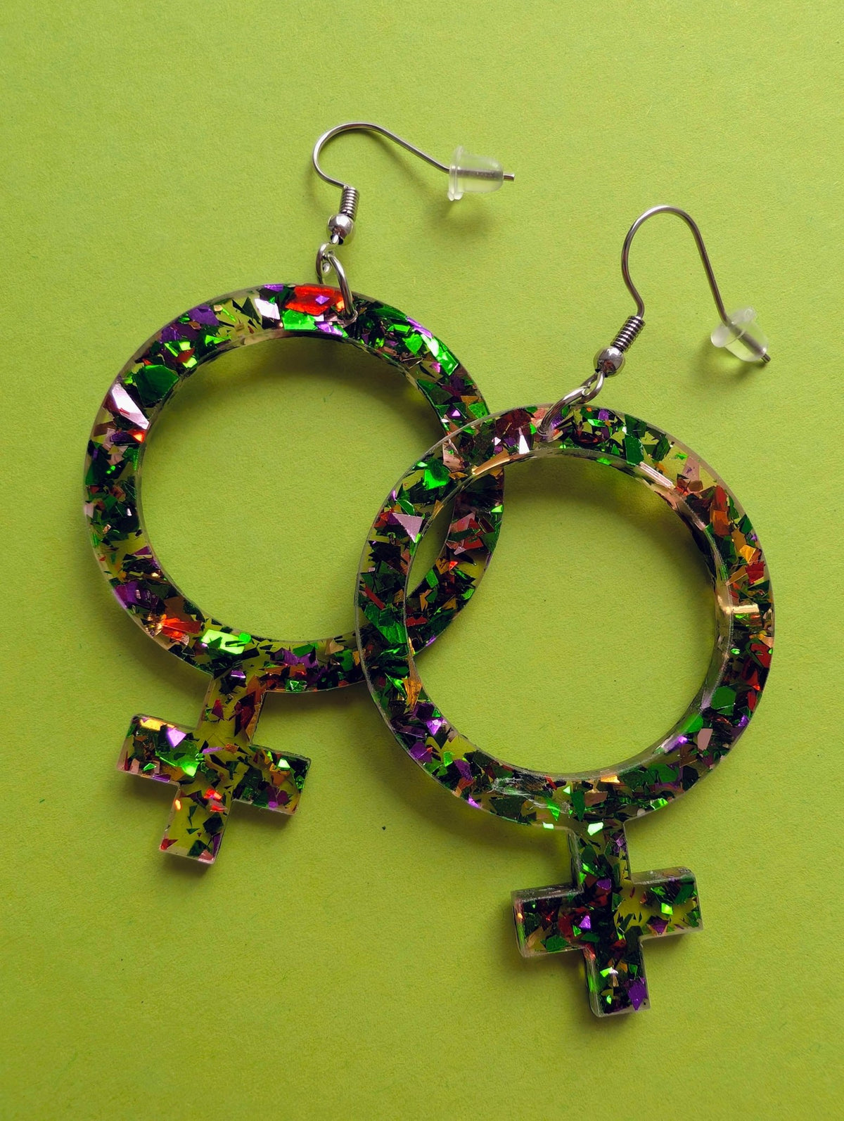 Örhängen Feminist Grön Sprakande | Rino Örhängen i Mini 2.5 cm från Rino Design Sthlm