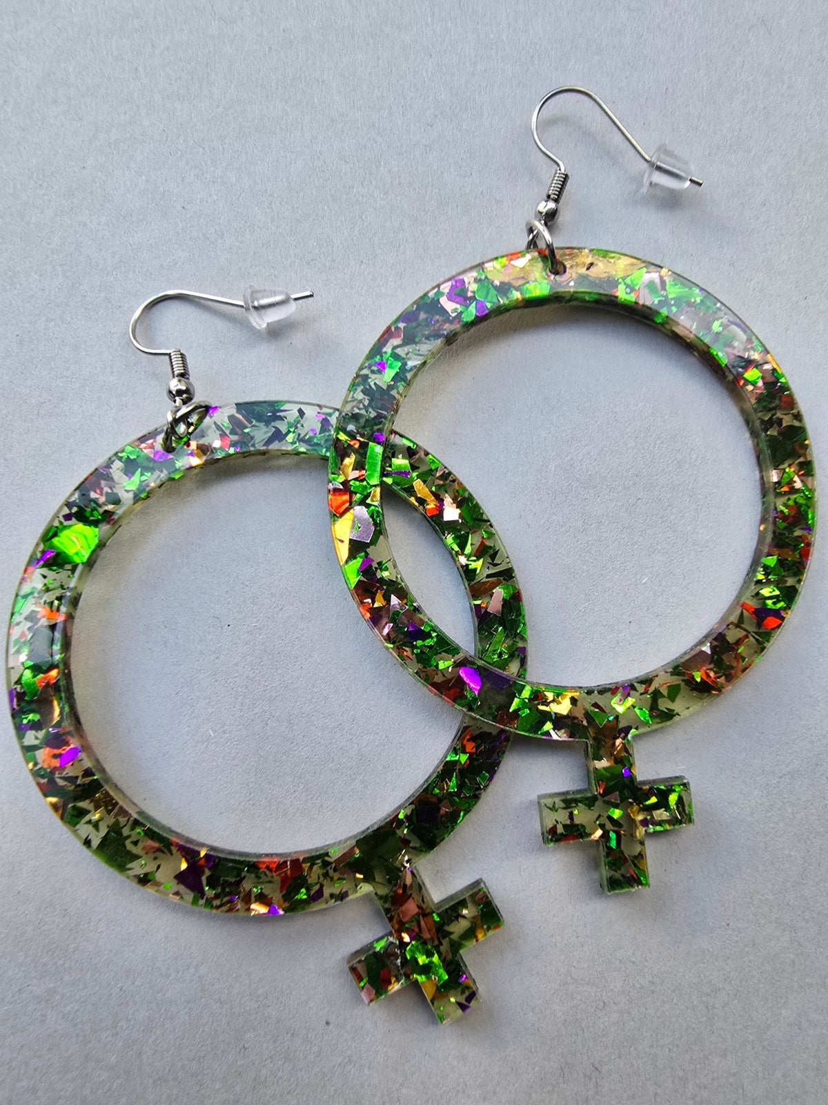 Örhängen Feminist Grön Sprakande | Rino Örhängen i Mini 2.5 cm från Rino Design Sthlm