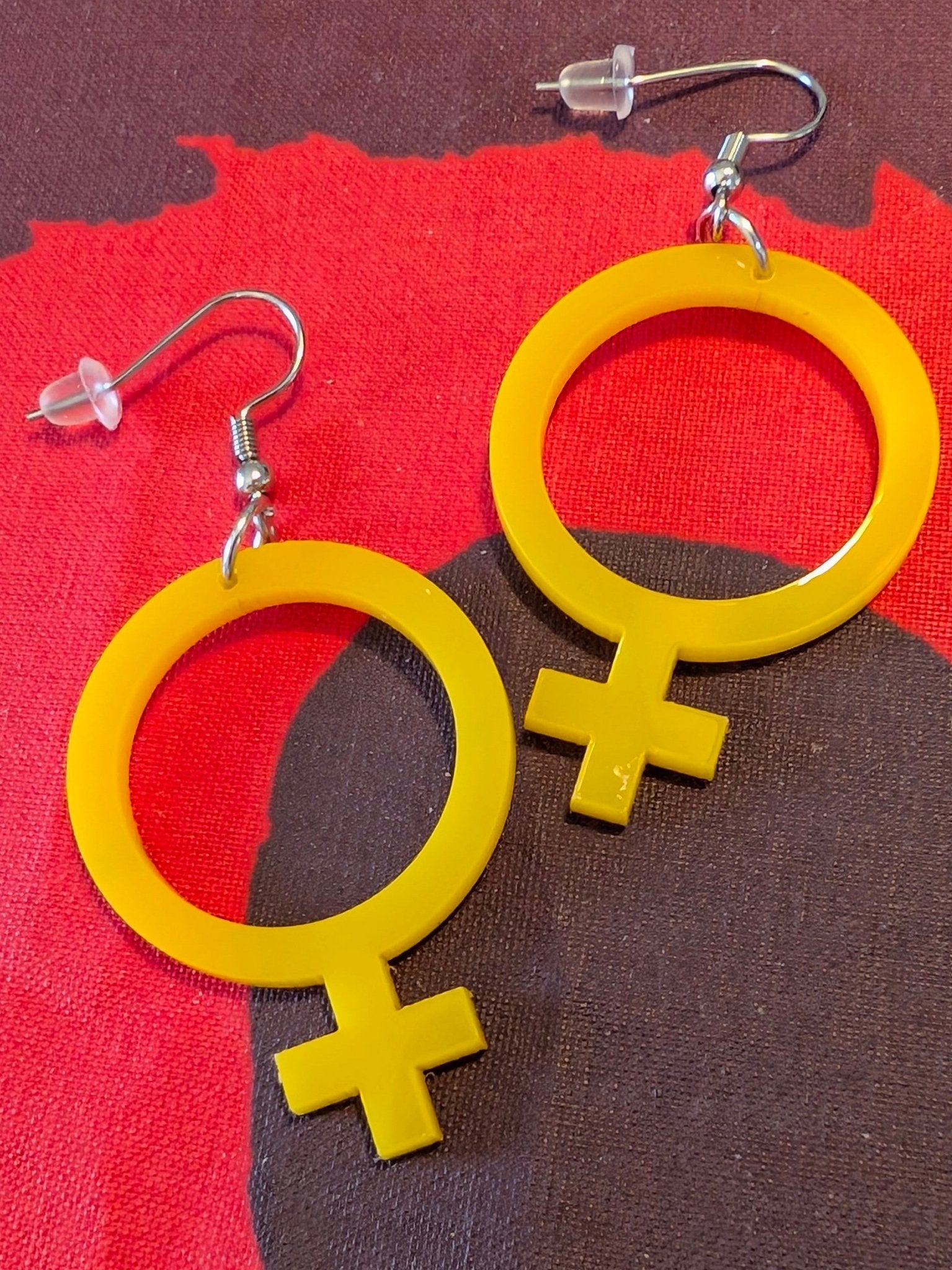 Örhängen Feminist GUL 3 olika storlekar | Rino Örhängen i Mindre 4 cm från Rino Design Sthlm