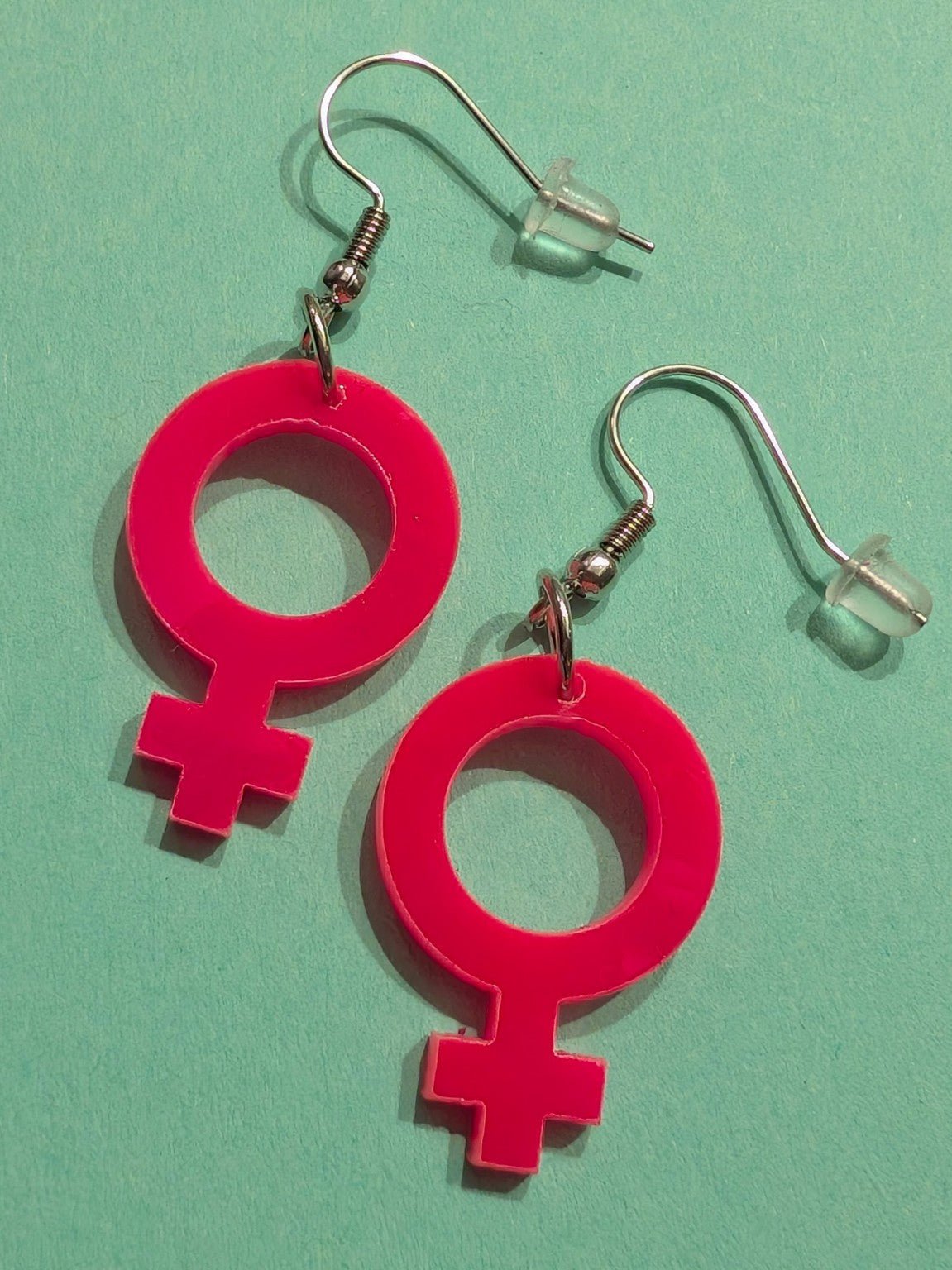 Örhängen Feminist Hot Pink 2,5 cm | Rino Örhängen i 2,5 cm från Rino Design Sthlm