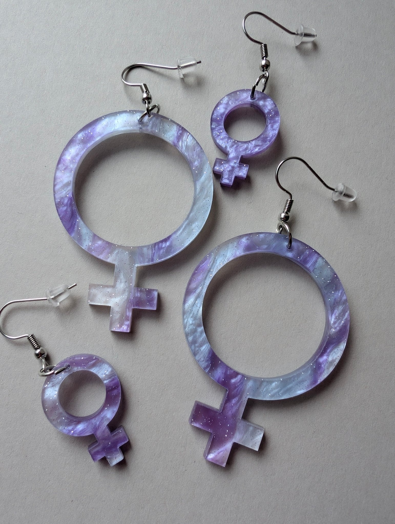 Örhängen Feminist Lila Marmor | Rino Örhängen i Mini 2.5 cm från Rino Design Sthlm